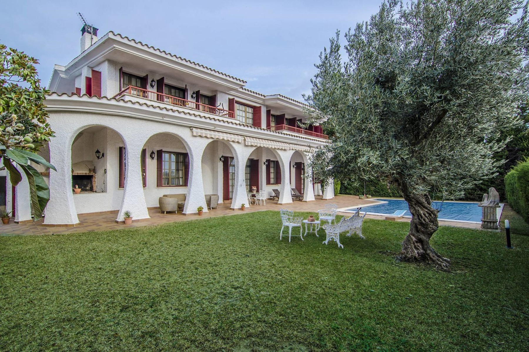 Villa near the sea in the luxurious urbanization of Can Teixidó in Alella