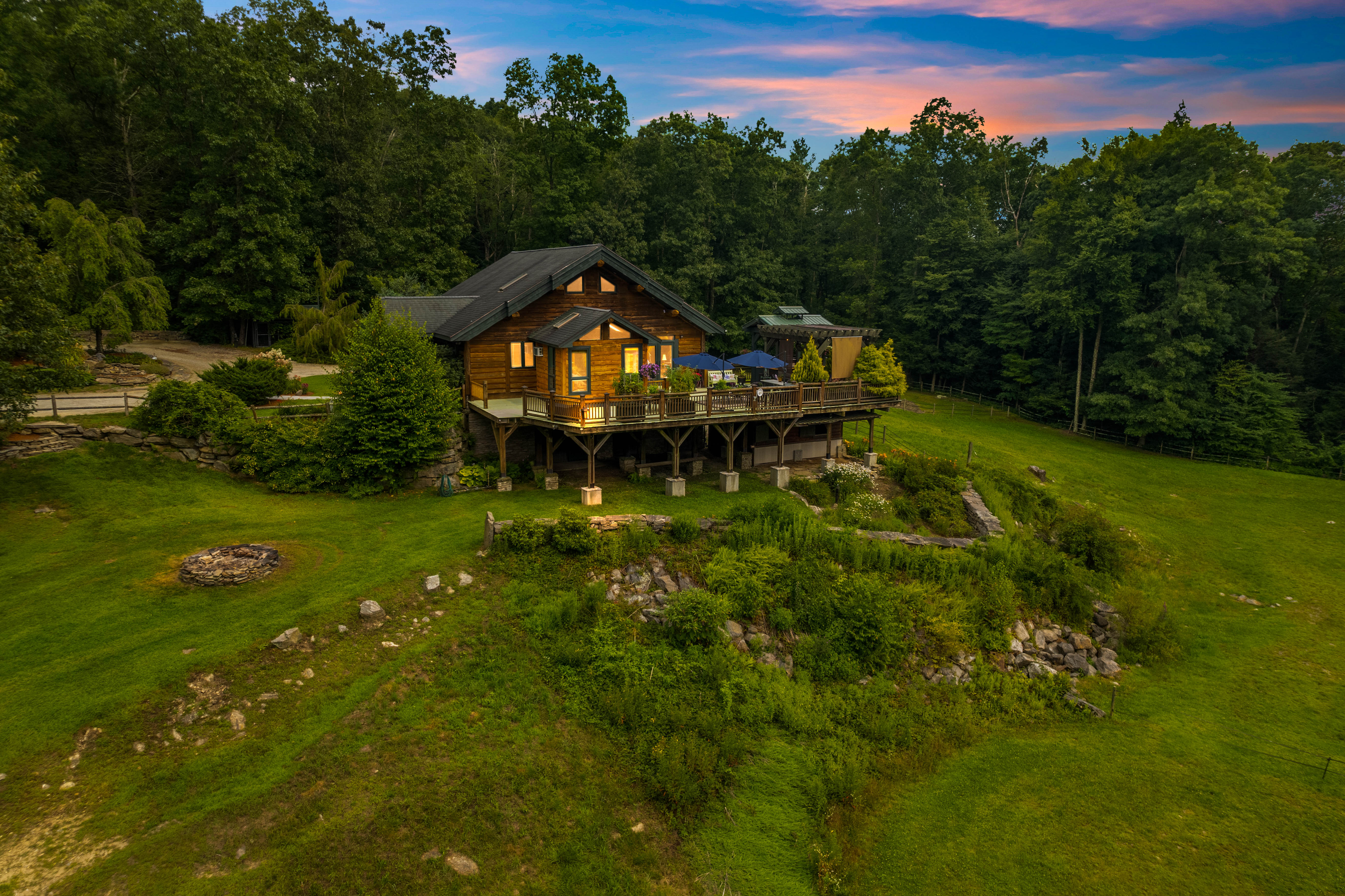 Bear Hill Estate: An Exemplar of Luxury and Equestrian Splendor in Woodstock, CT