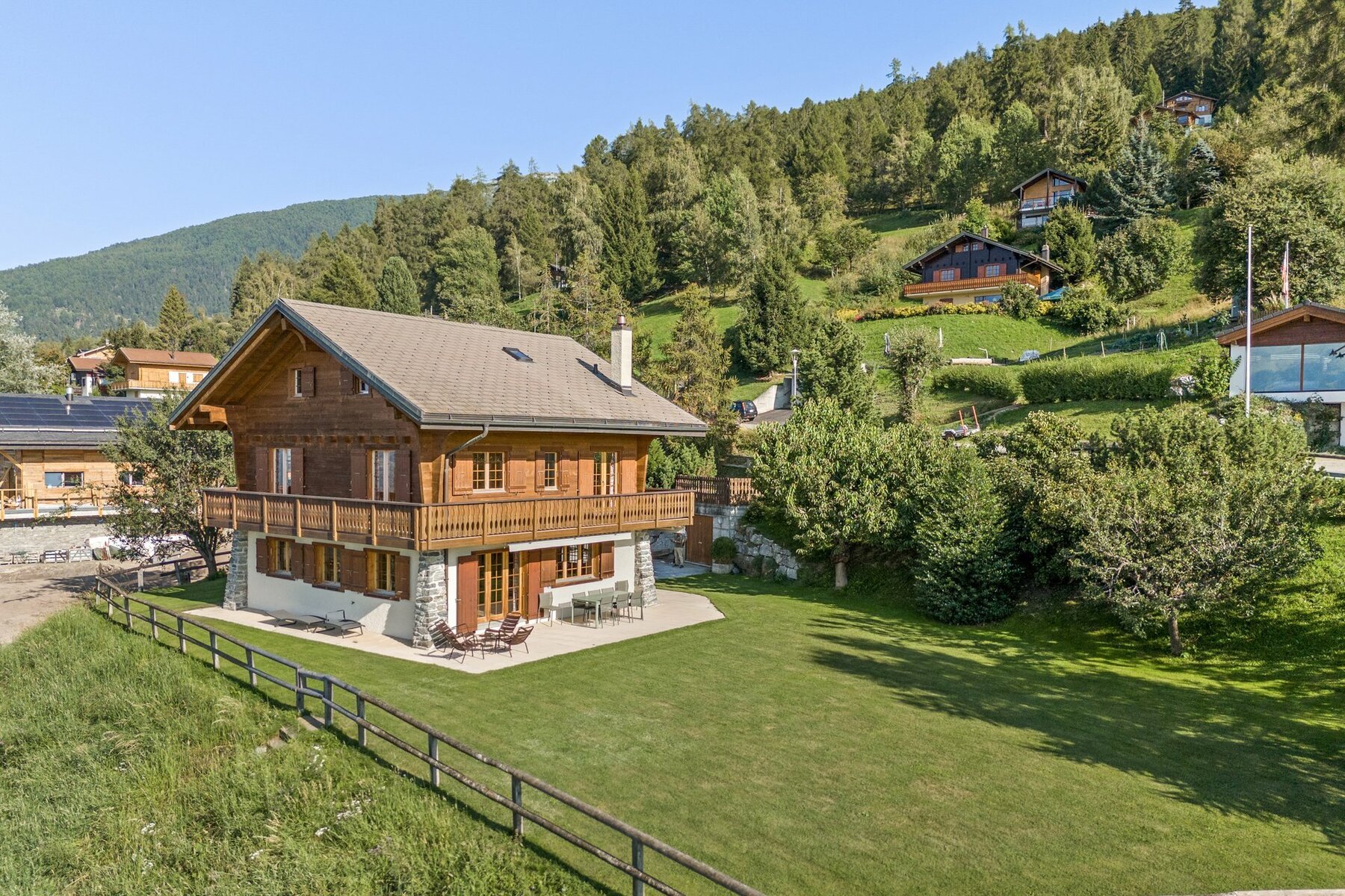 Spacious 6-bedroom chalet on a 2'300 m2 plot