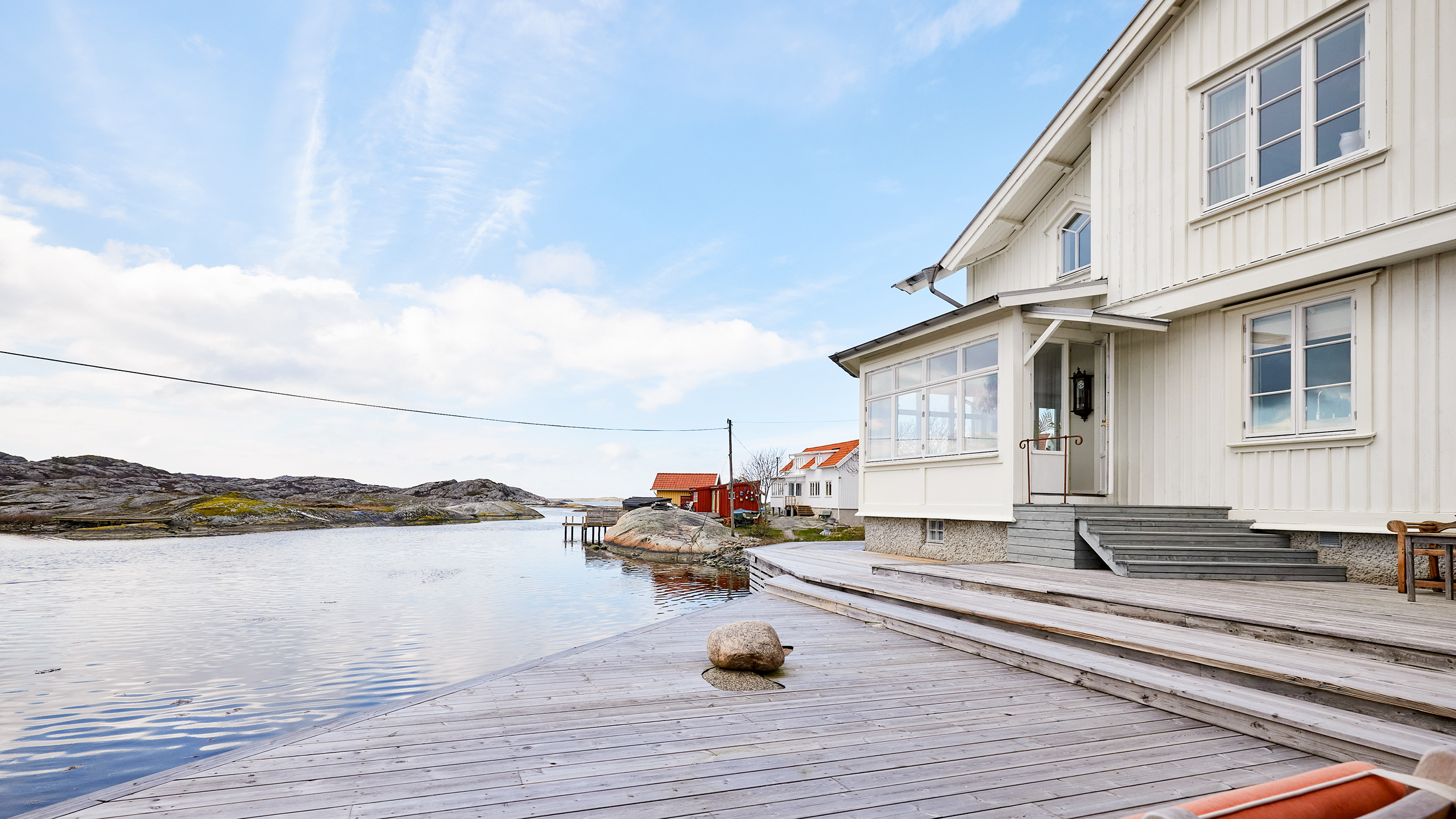 Archipelago villa in very good condition with private jetty and boathouse