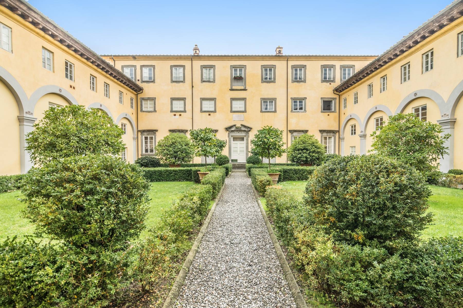 Elegant loft in historic building in Lucca