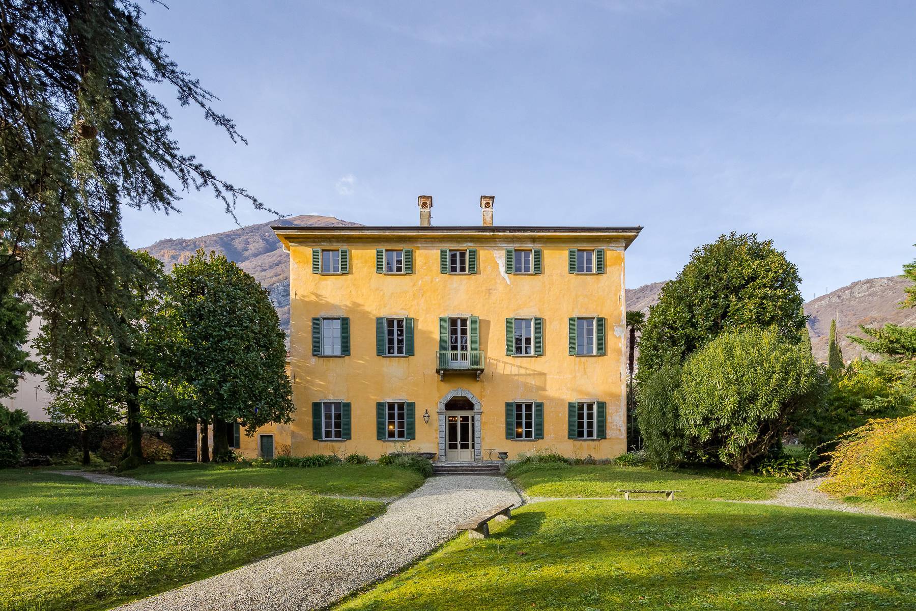 Tremezzina - Outstanding eighteenth-century villa surrounded by greenery