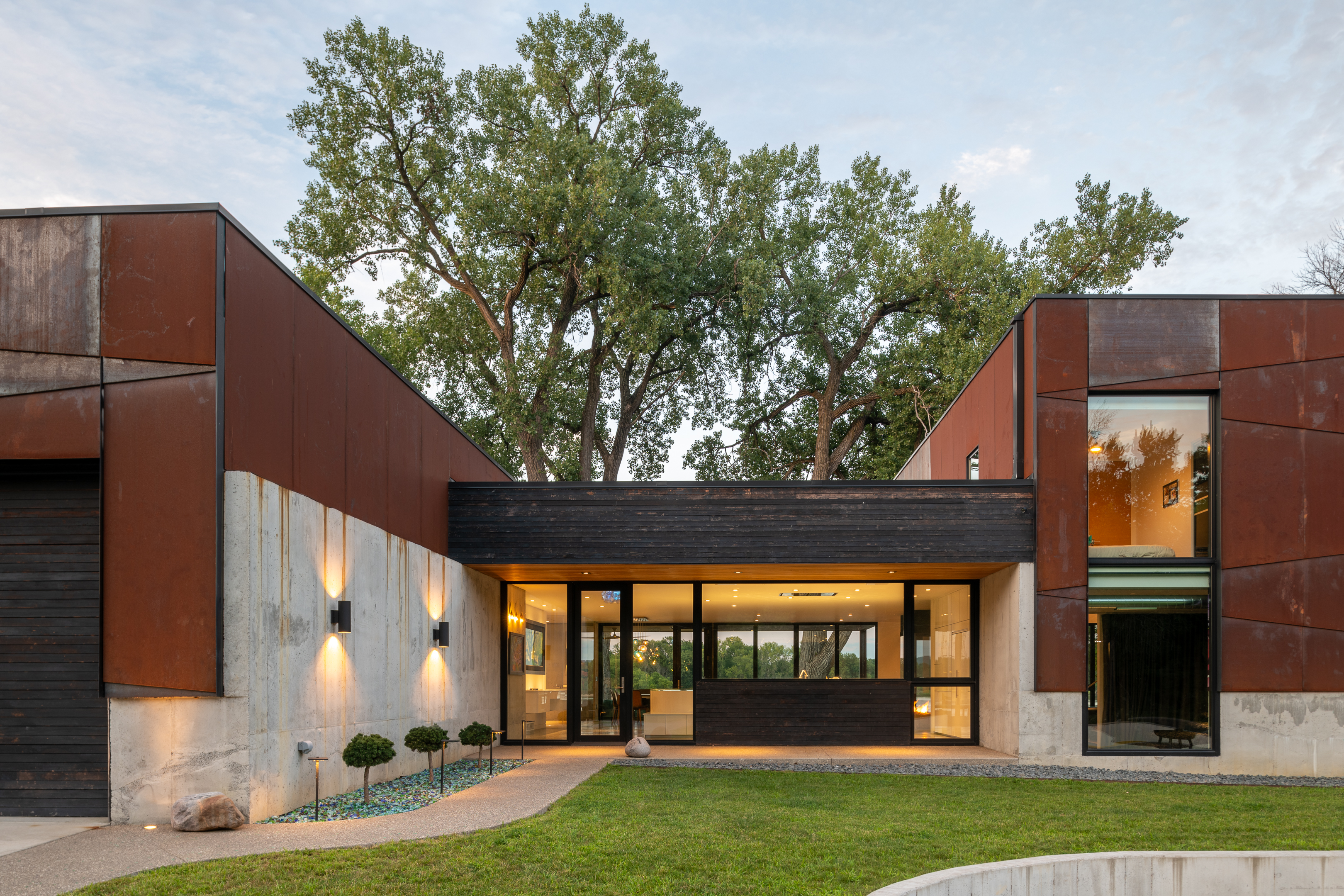 Spectacular Contemporary on the Mississippi River