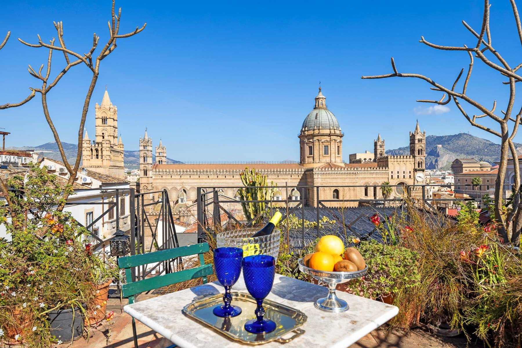 Historic penthouse with panoramic terrace overlooking the Palermo's Cathedral