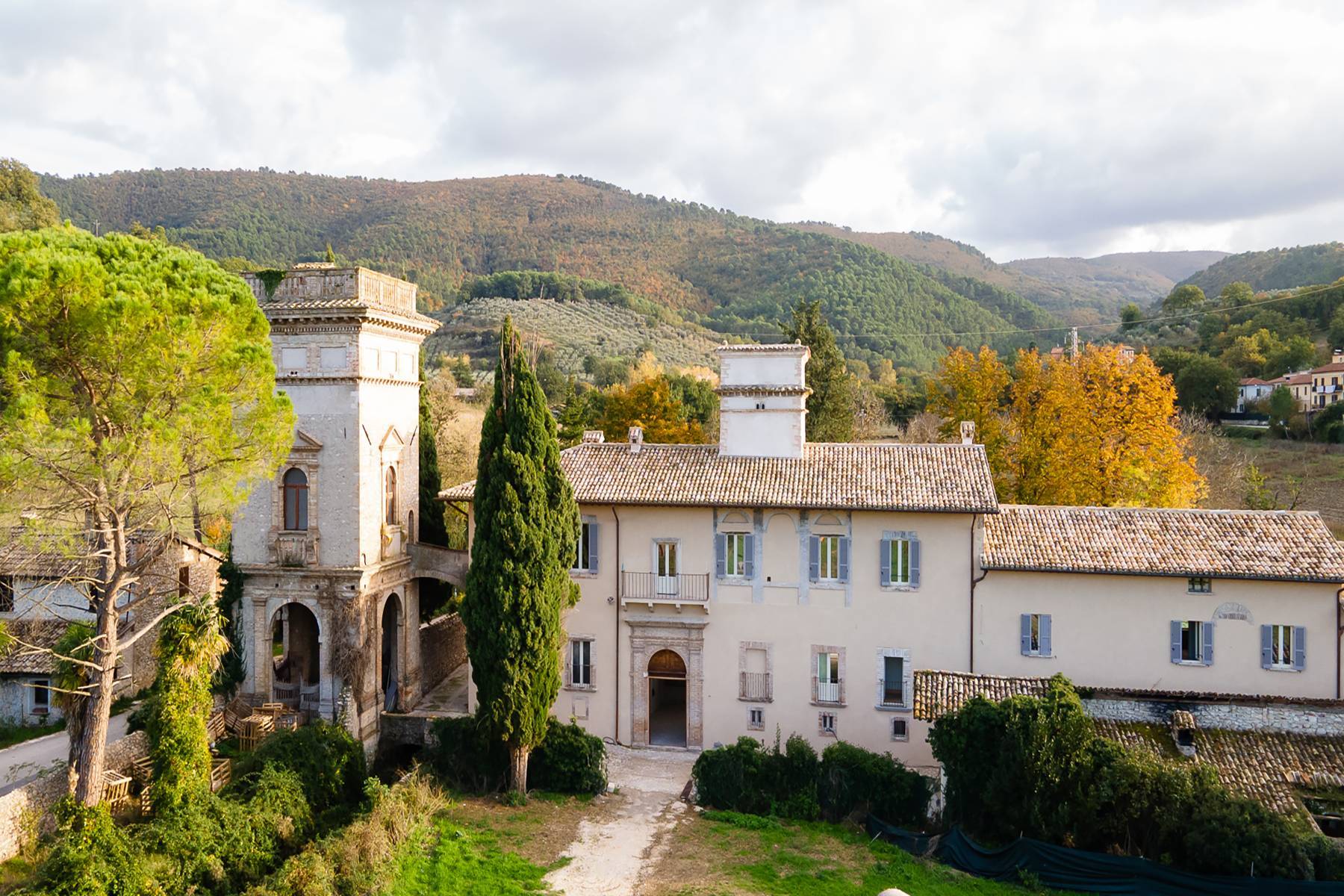 Estate dated 16th Cent, restored Baroque Hunting Lodge with parkland