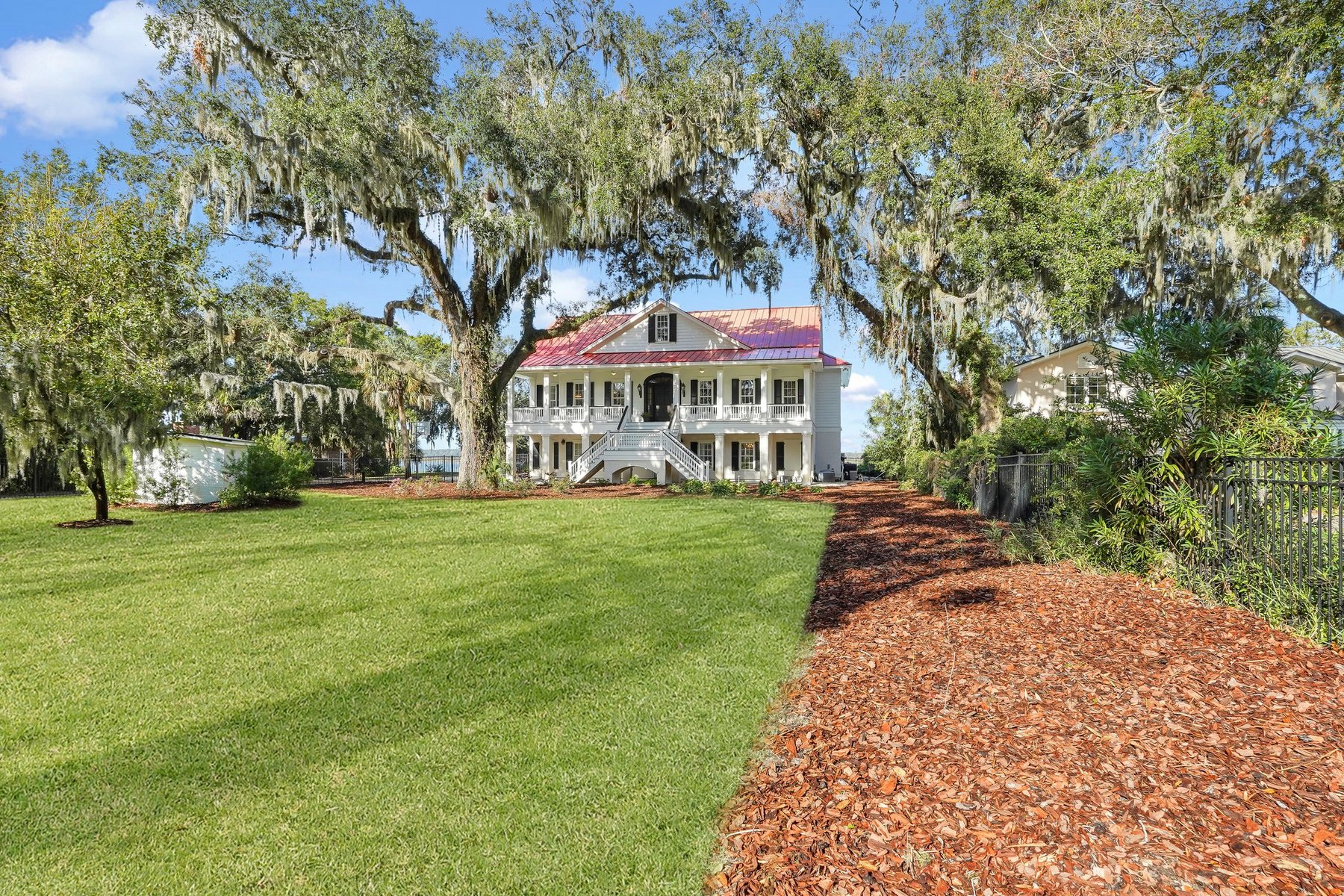 Stunning Luxury Waterfront Estate