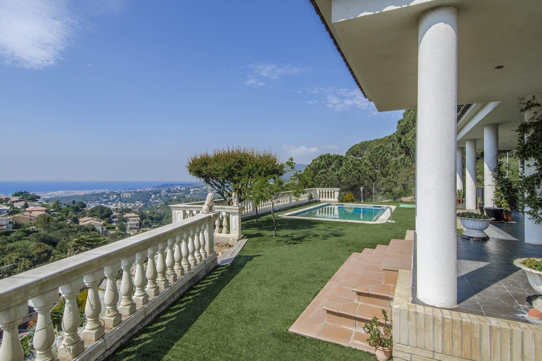 House with pool and views of the Mediterranean