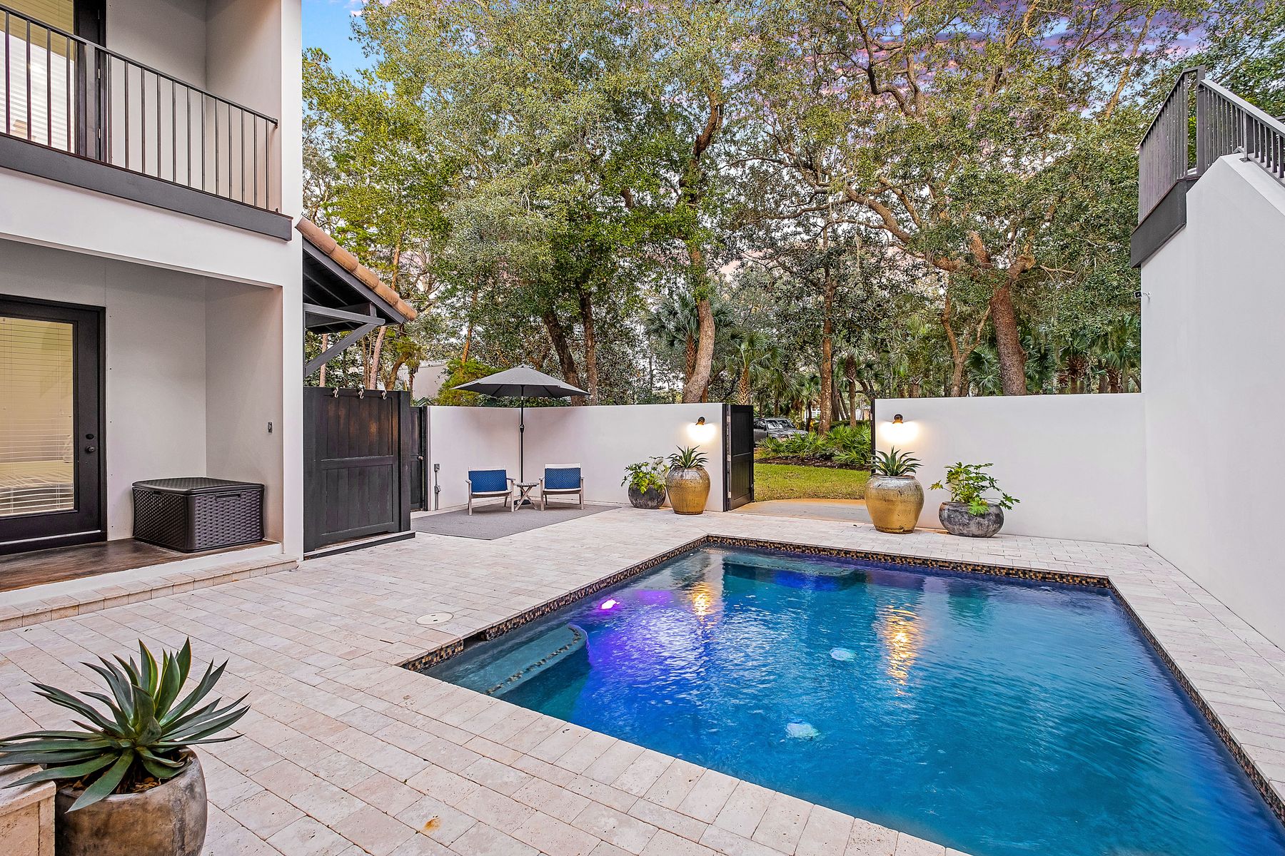 Courtyard Home With Pool, Outdoor Fireplace And Kitchen In Gated Community