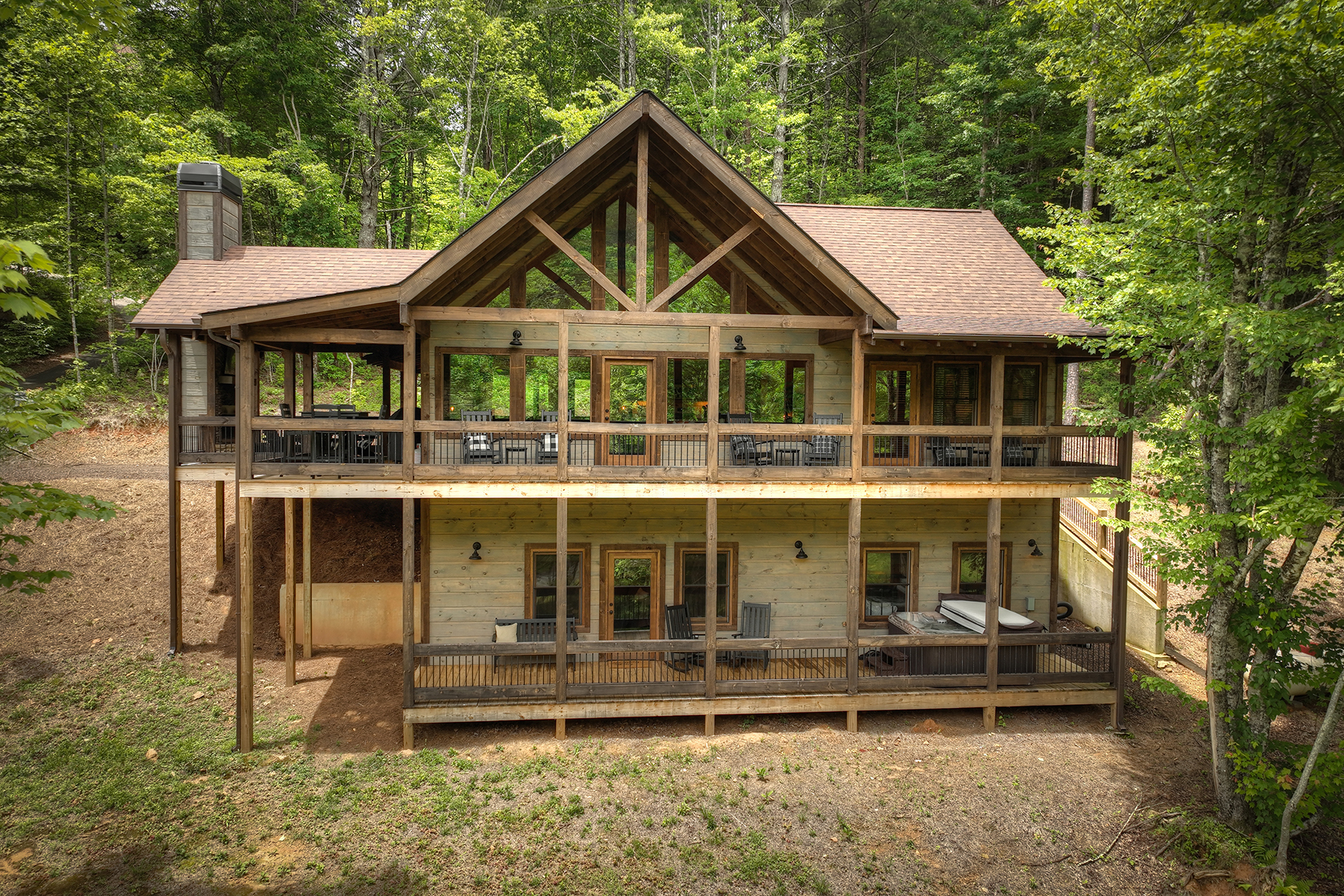 Foster Cove Lodge - Rustic Warmth and Contemporary Flair