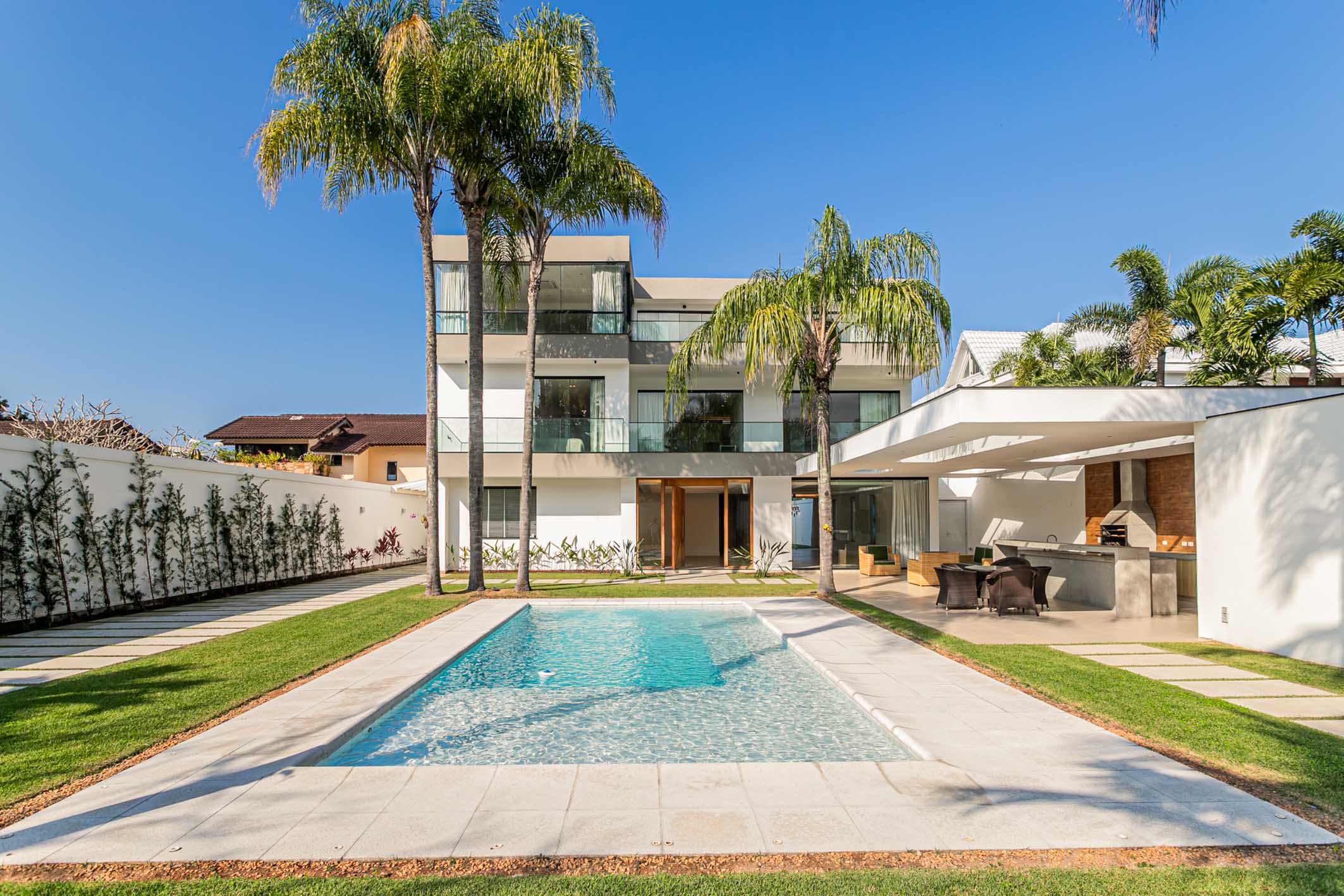 Renovated house in gated community in Barra da Tijuca