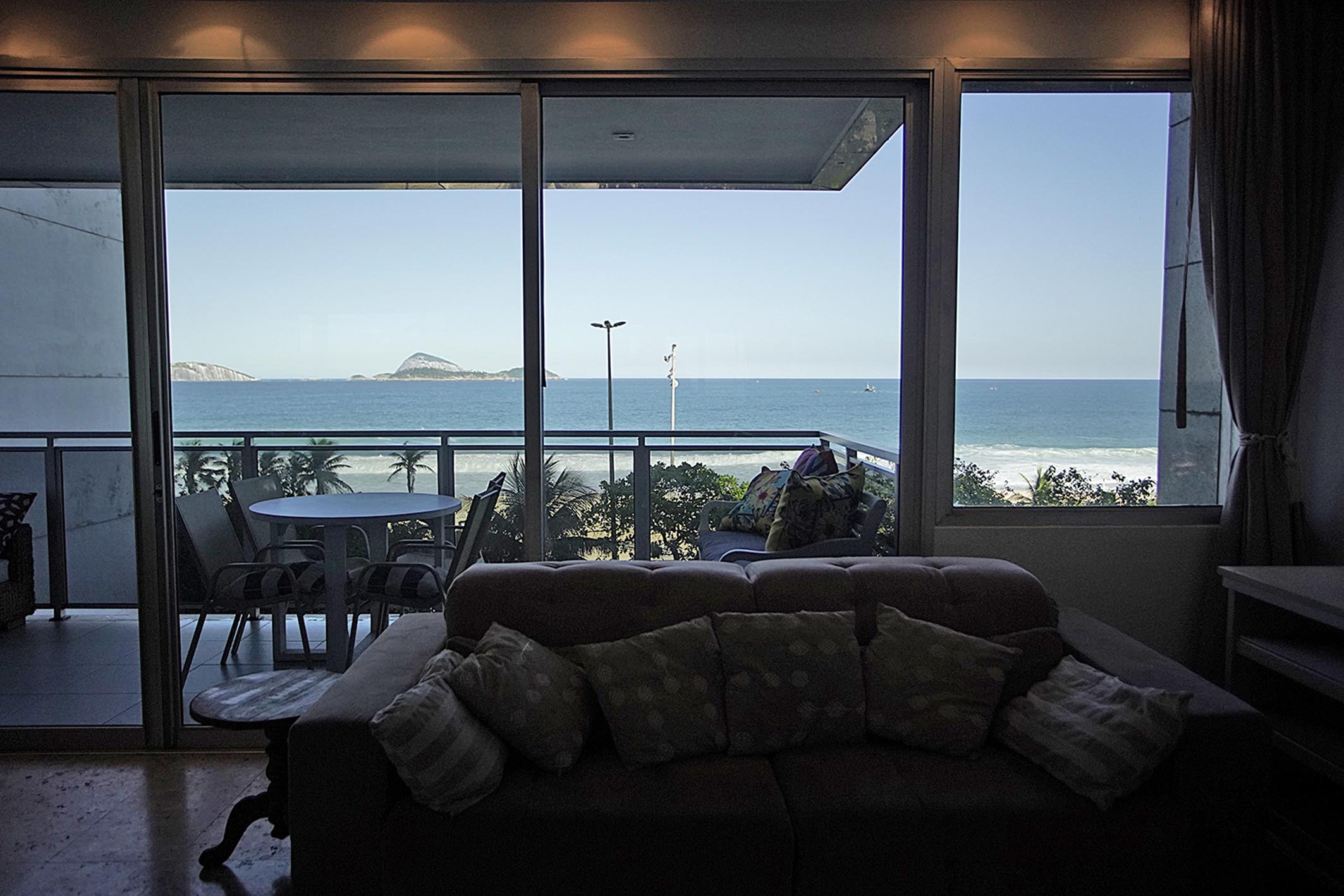 Apartment in prime Ipanema address with direct ocean view