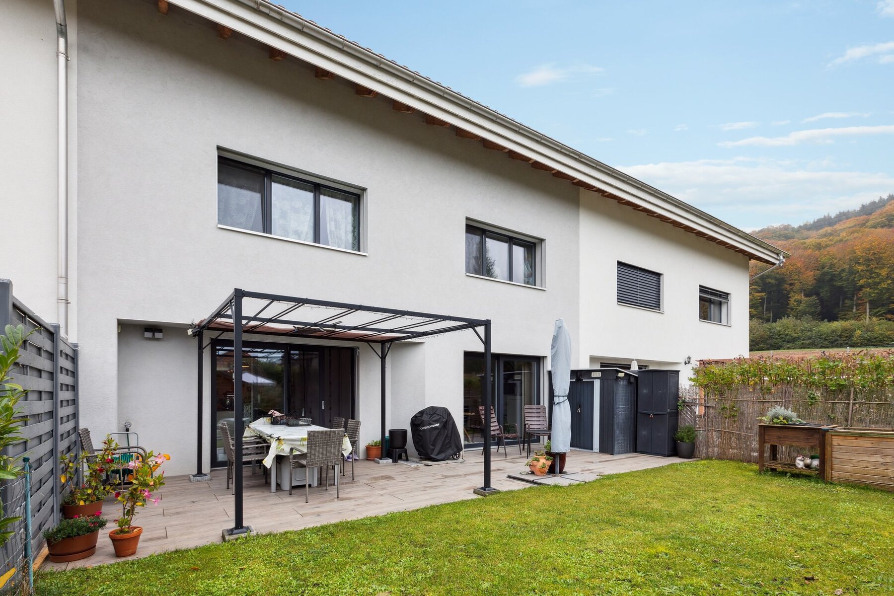 Magnificent adjoining villa with converted attic space