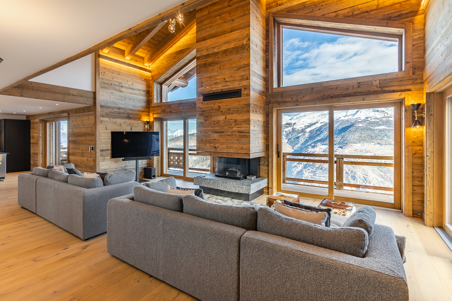 Magnificent, spacious new chalet with luxurious finishes