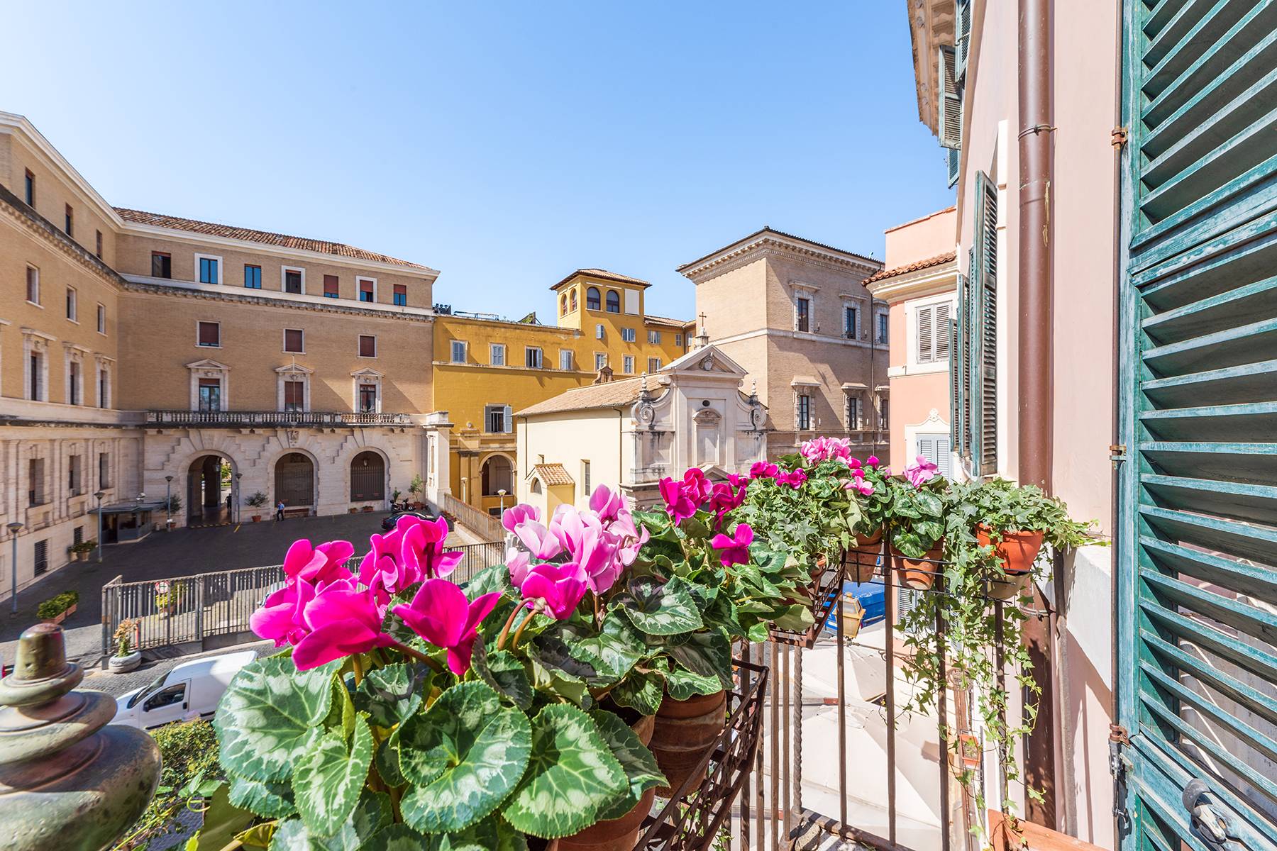 Charming and bright apartment in the heart of Trastevere