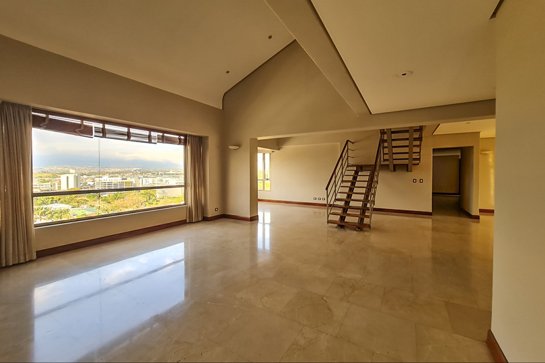 Penthouse with Majestic Views of Los Laureles
