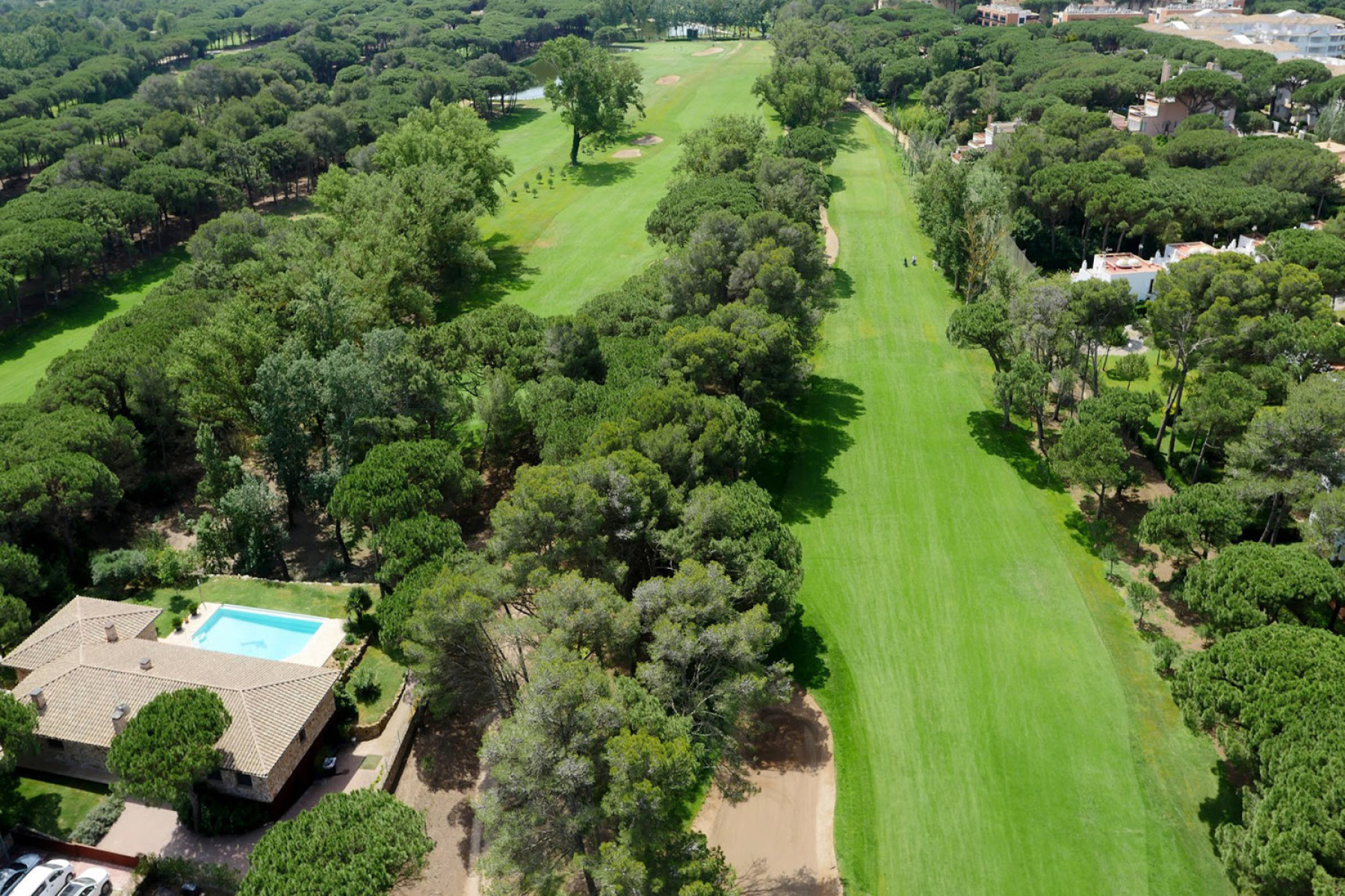 Beautiful house surrounded by the golf course a few meters from the beach