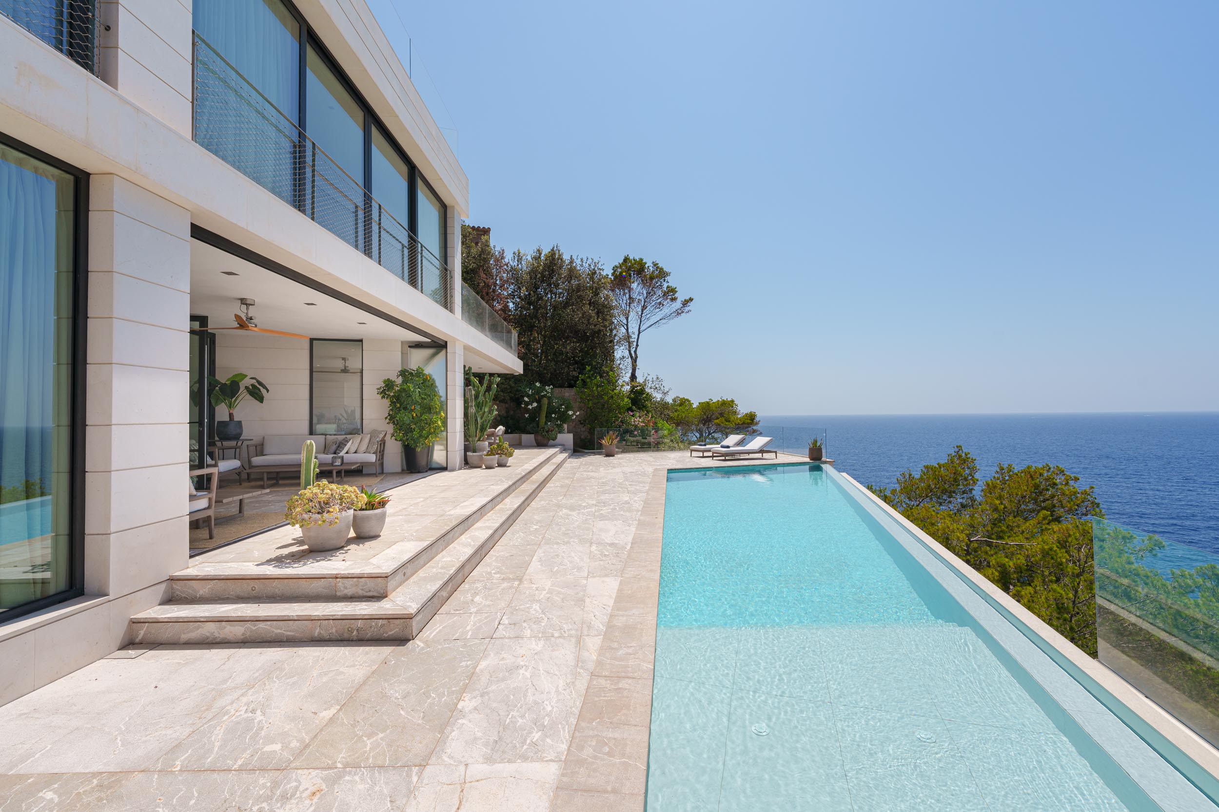 Exclusive frontline villa in Santa Ponsa