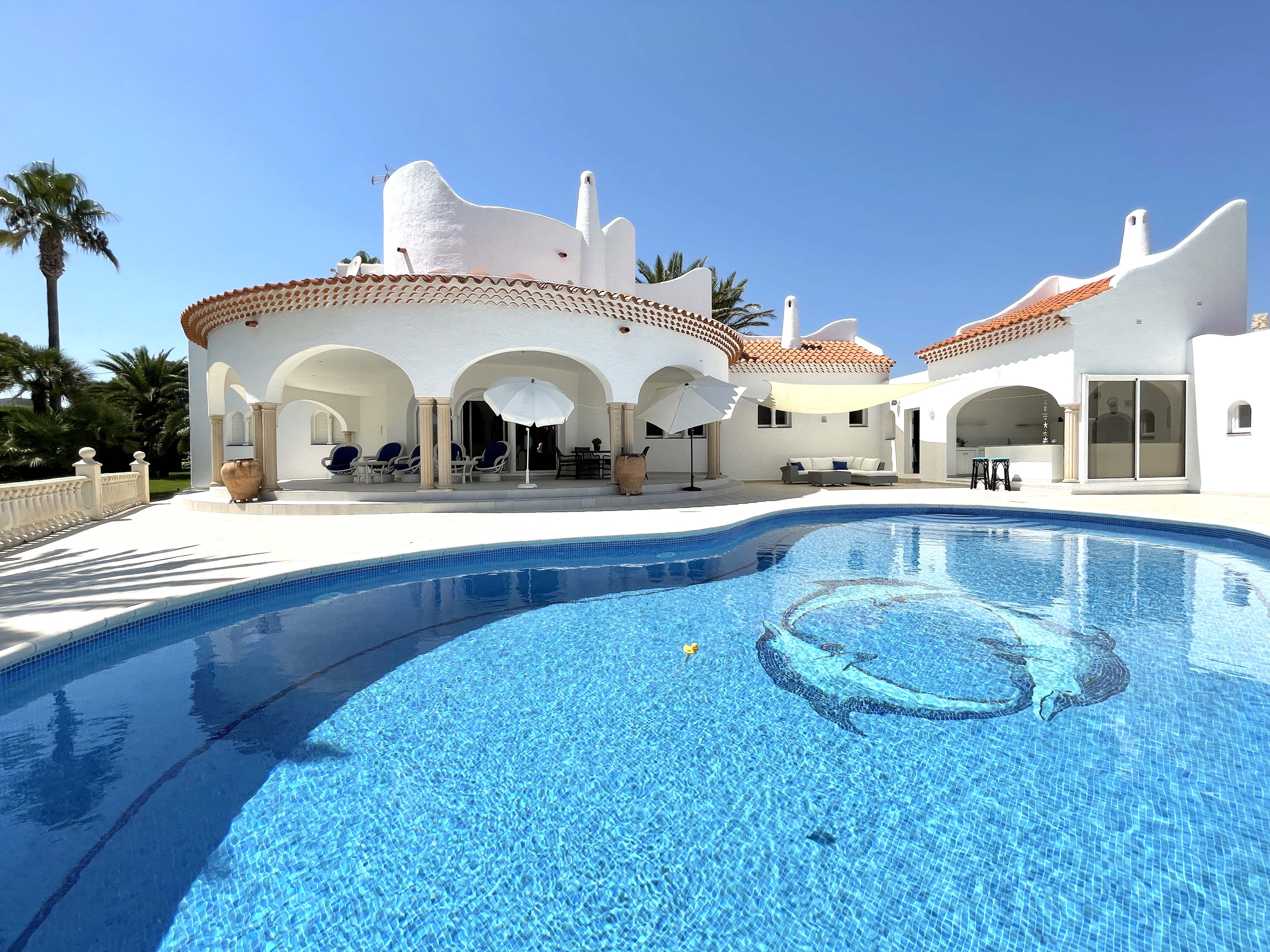 Coastal house with unique architecture in L'Ametlla de Mar