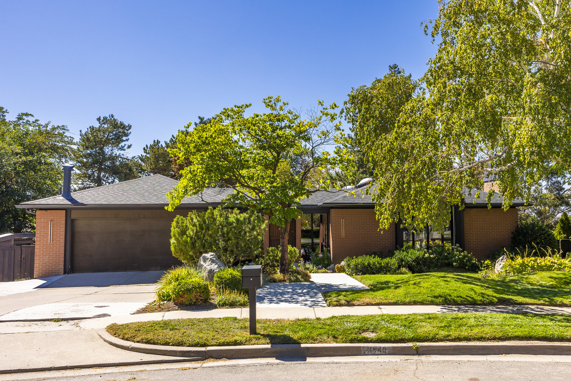 A Large Ron Molen Home with a Pool