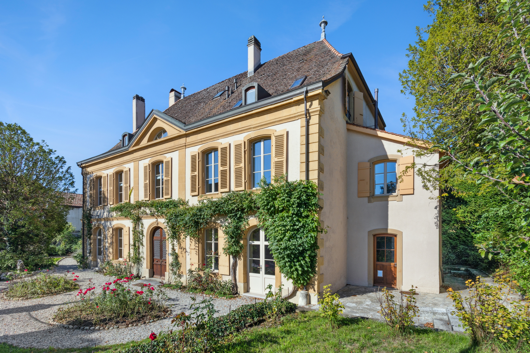 Exceptional Maison de Maître with 3 apartments and vineyards