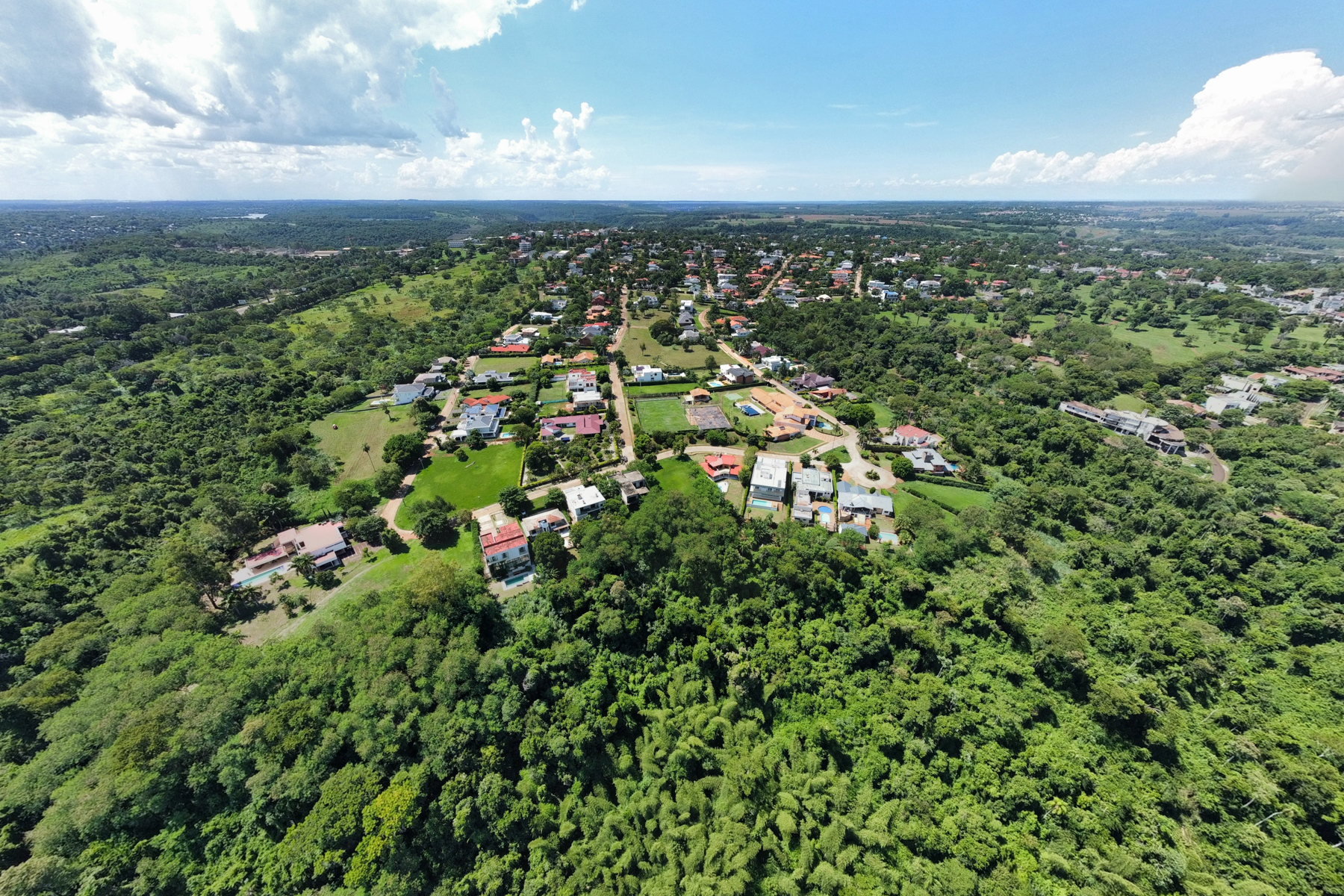 Large residential lot in the exclusive Parana Country Club Condominium.