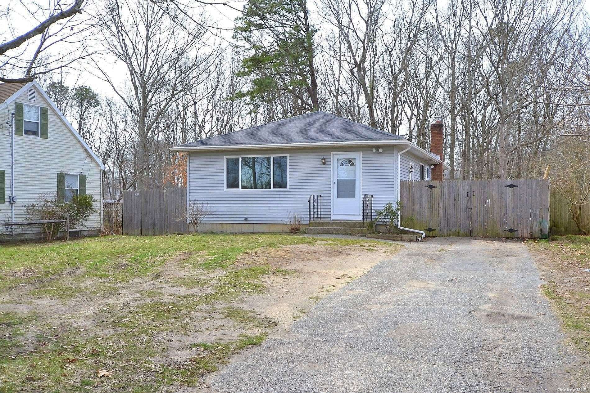 Grand Ave, Shirley, NY 11967