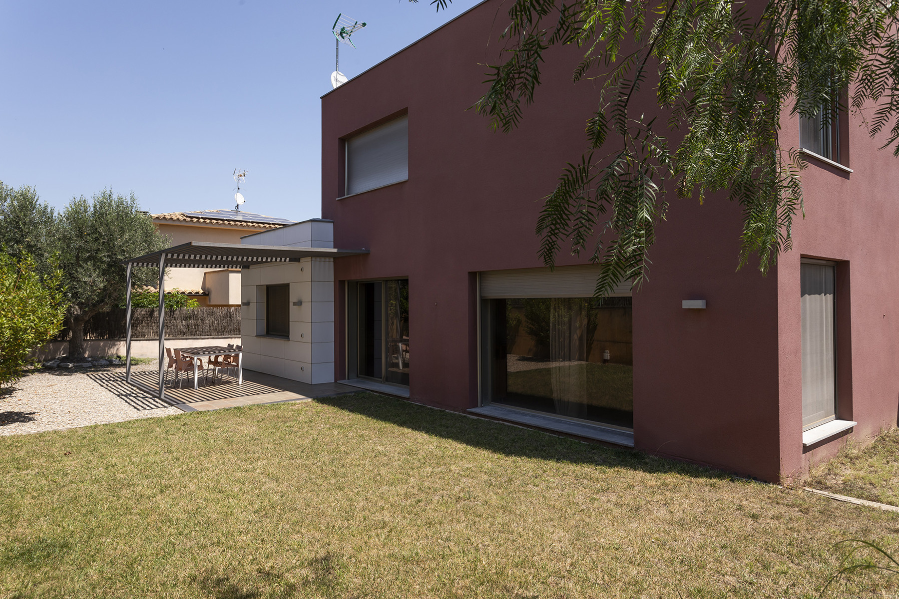 Contemporary housing, open spaces 20 minutes from Sitges.