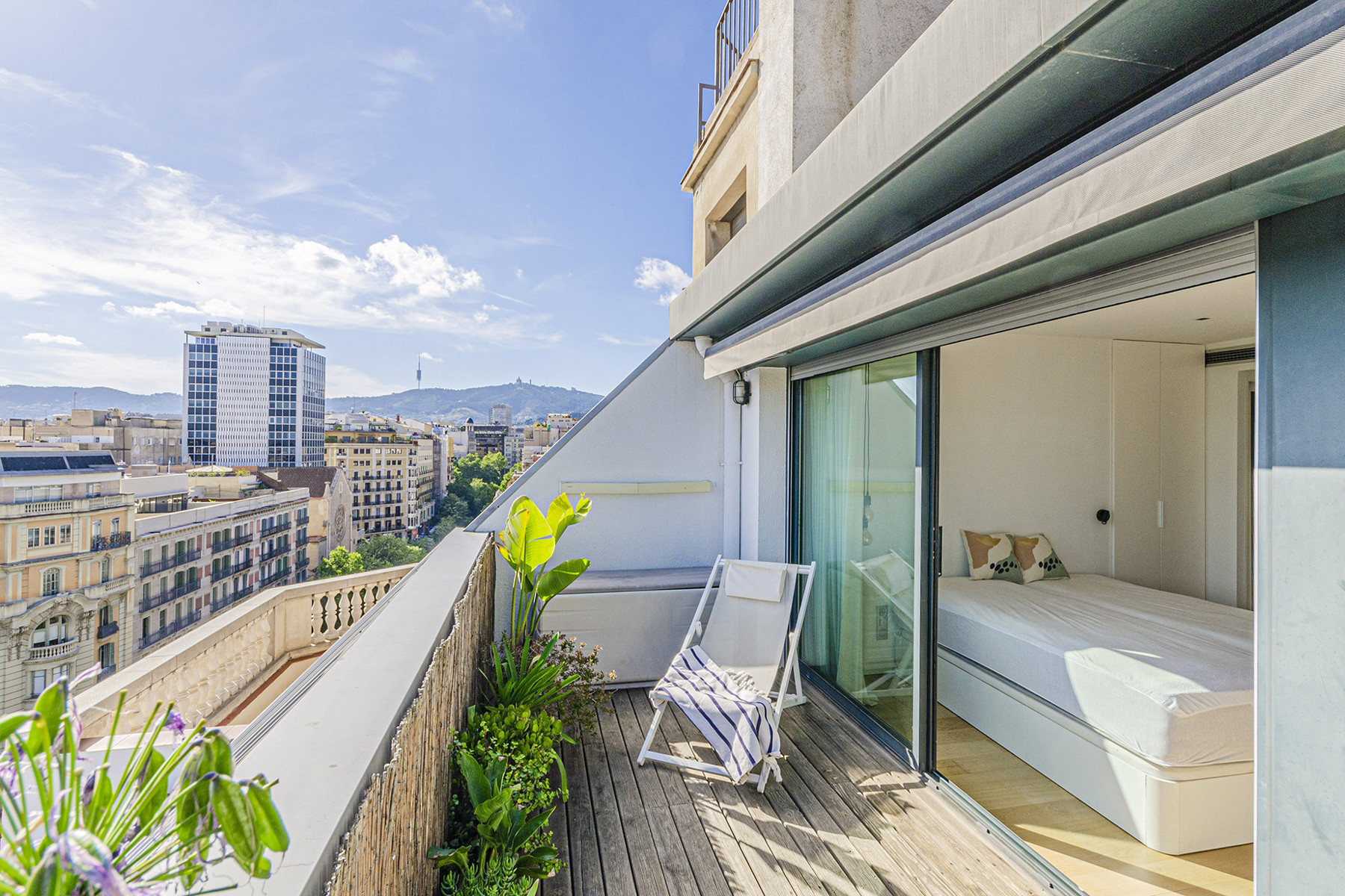 Fantastic duplex penthouse with panoramic views in Rambla Catalunya