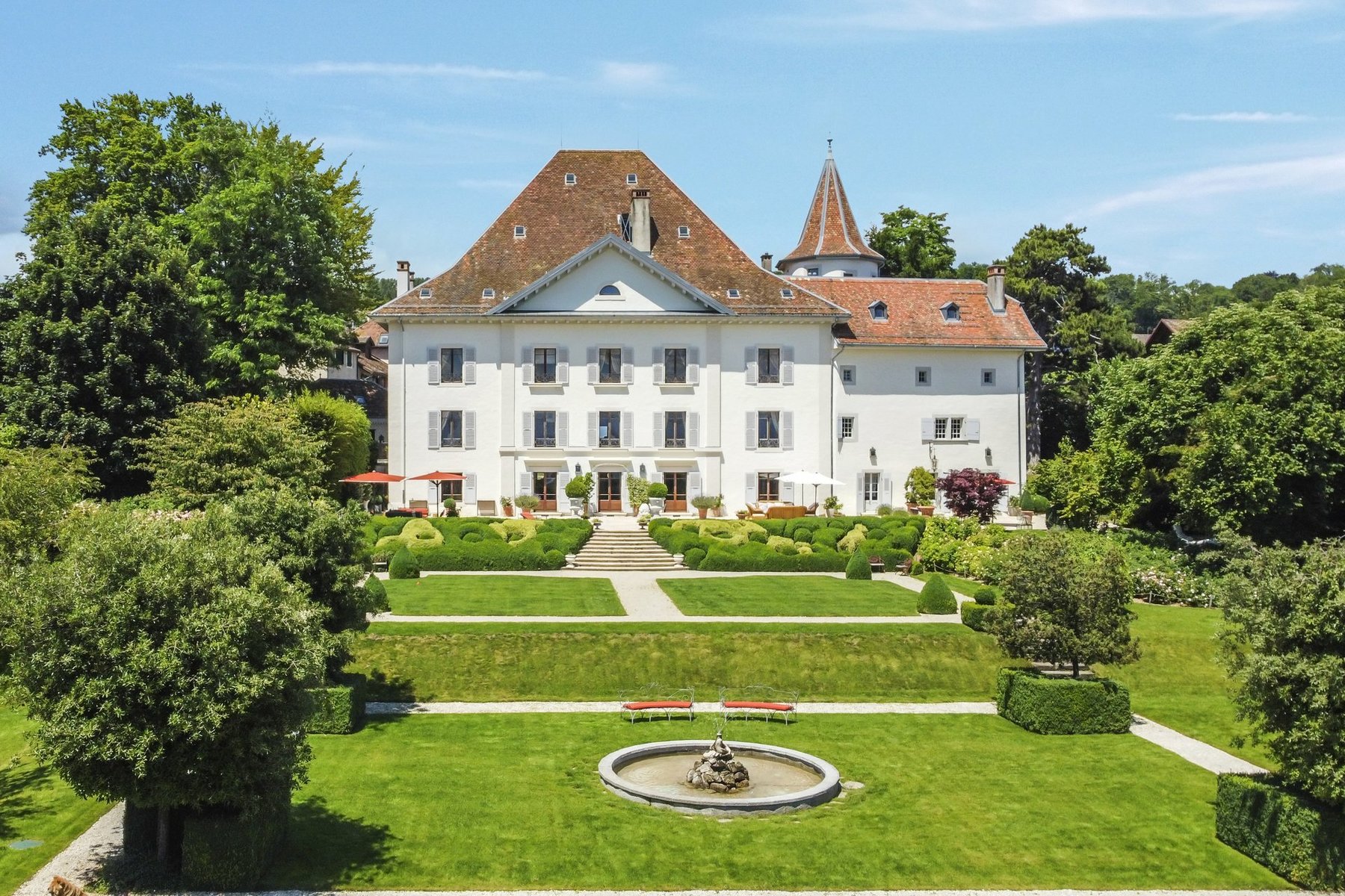 Majestic castle with panoramic views on the lake, near Nyon
