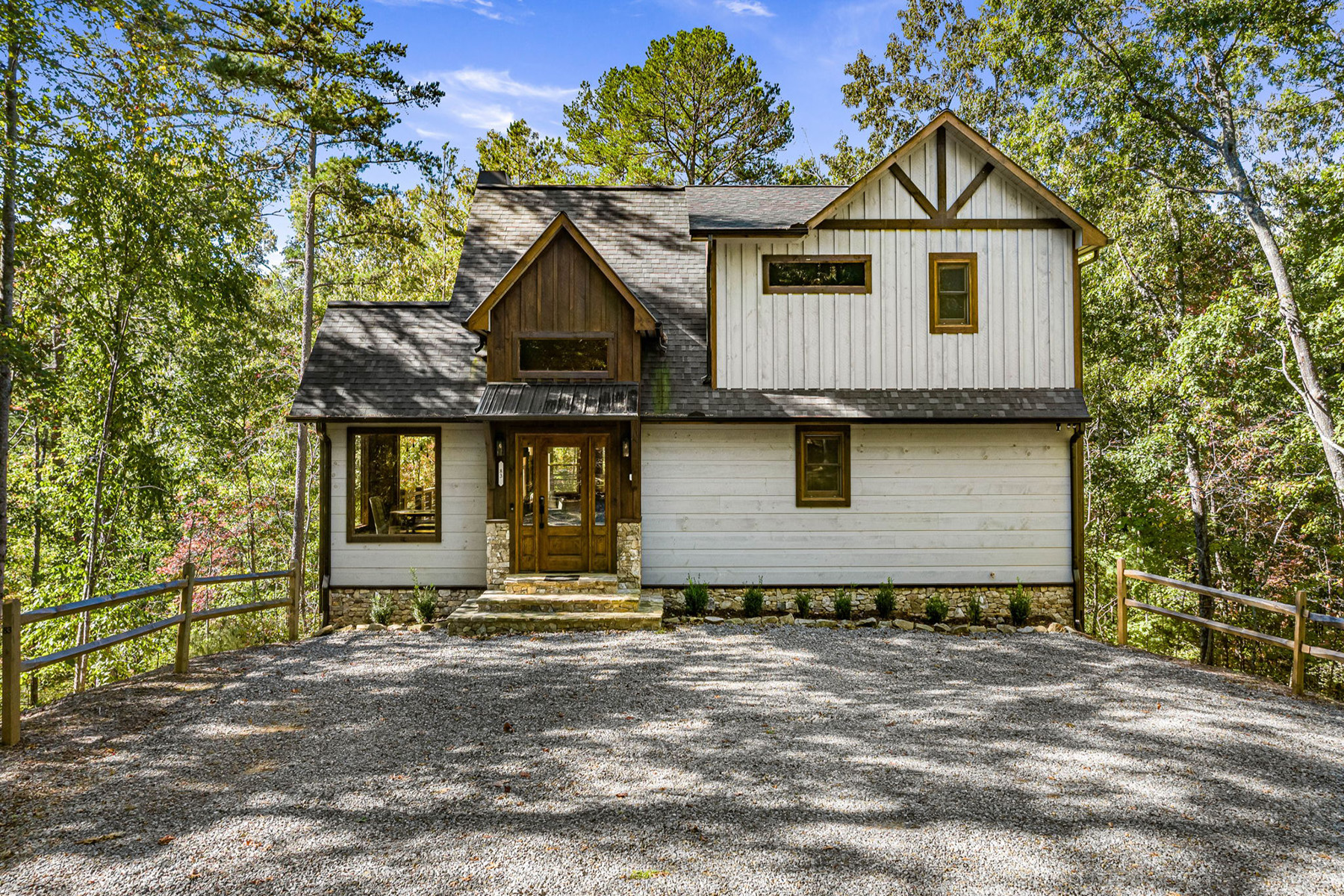 Contemporary Rustic Lodge Minutes From Downtown Blue Ridge