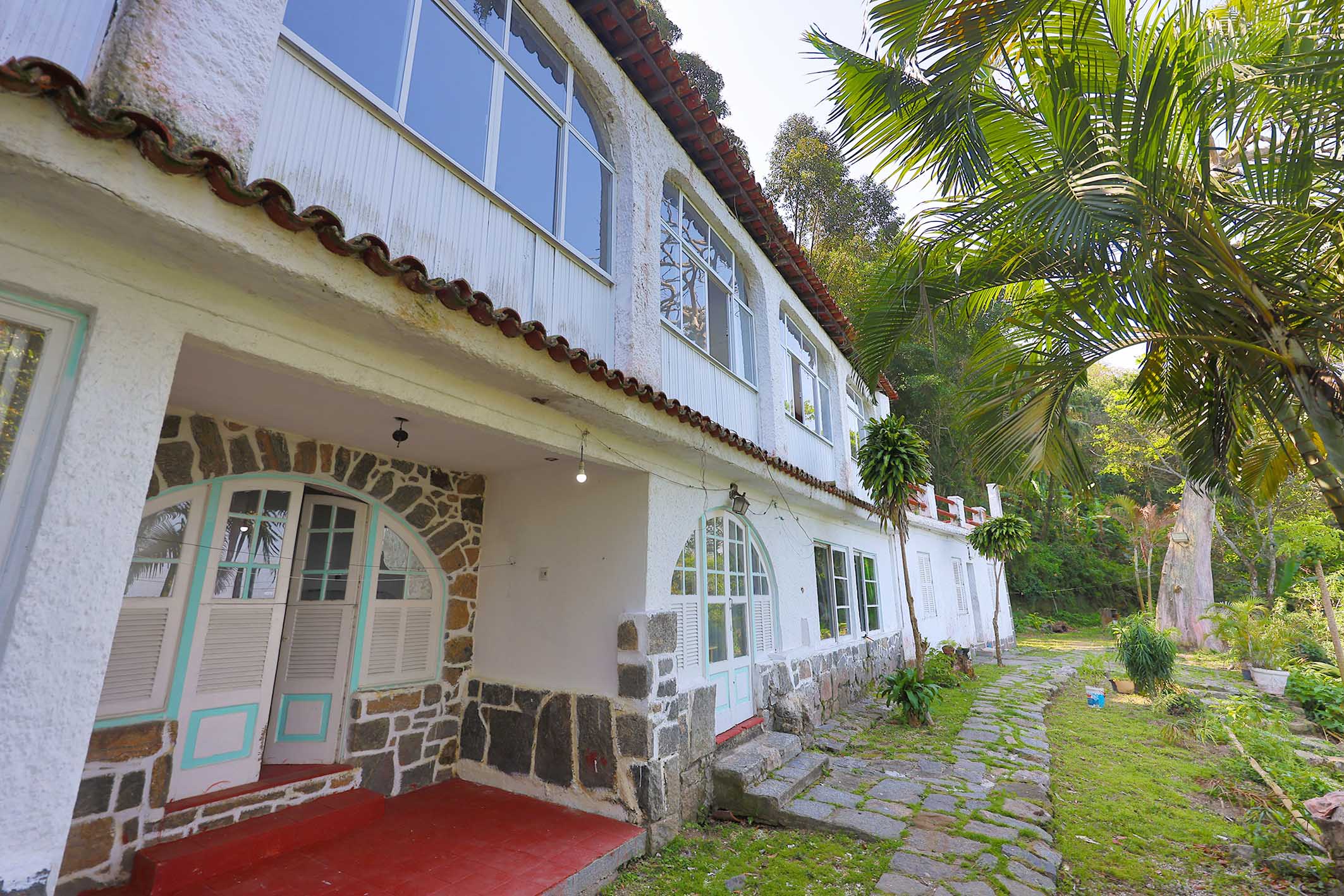 Classic house on Estrada do Joá with an everlasting ocean view