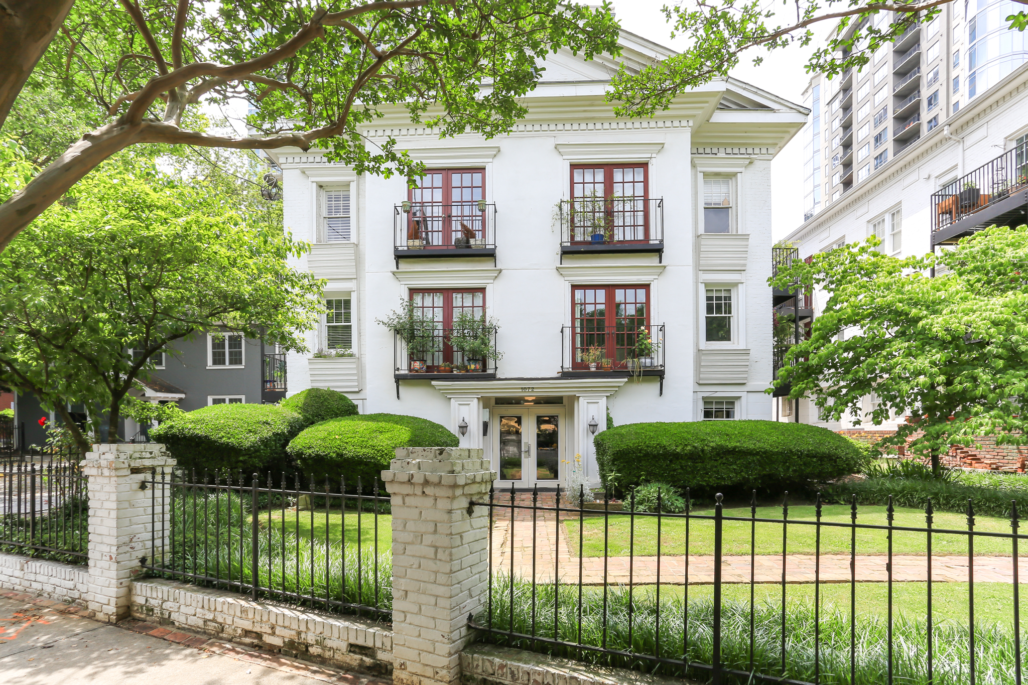 Charming End Unit Condo Across from Piedmont Park