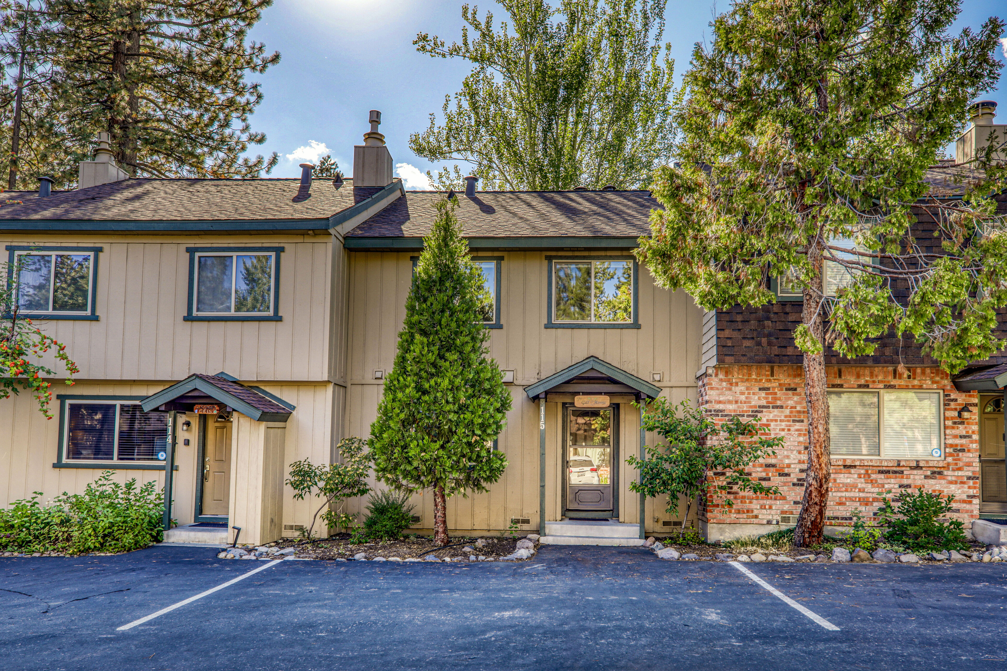 Prime Lake Forest Glen Condominium on the Meadow