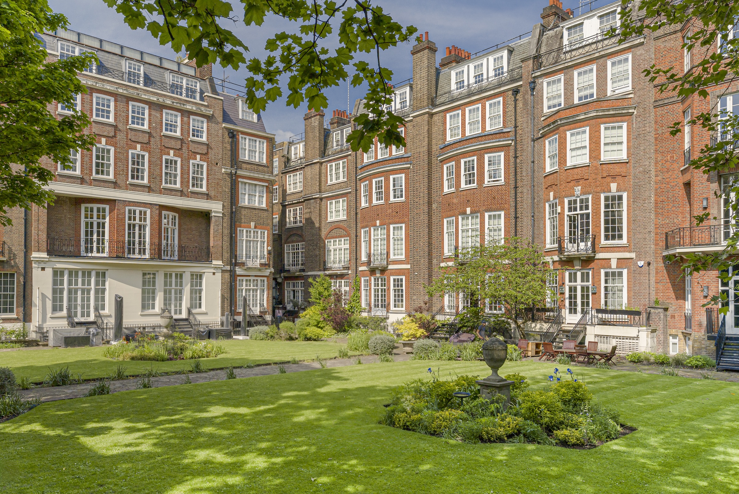 A three-bedroom duplex apartment with access to the charming Green Street Garden