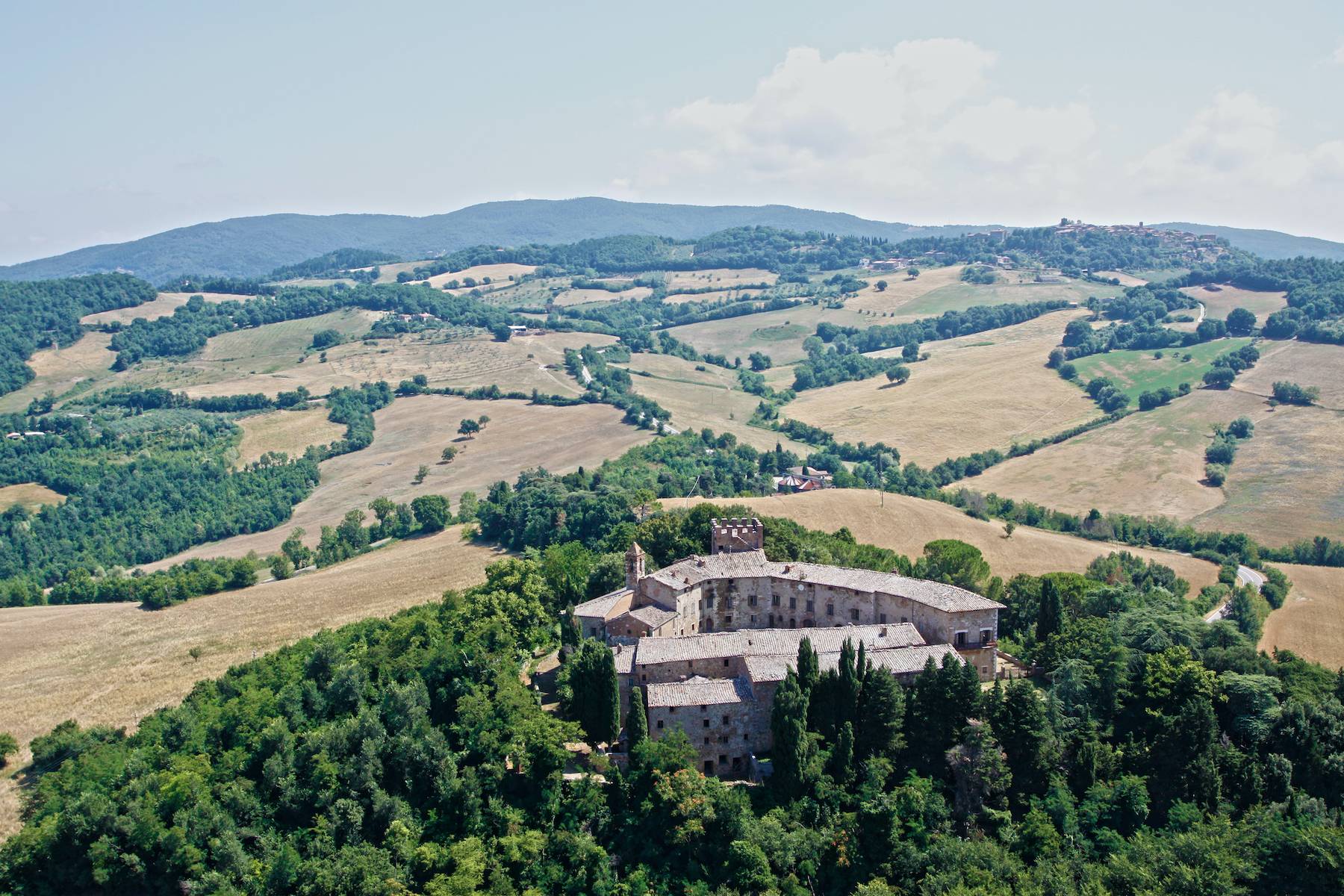 Incredible castle and hamlet of the 12th century in the countryside of Siena