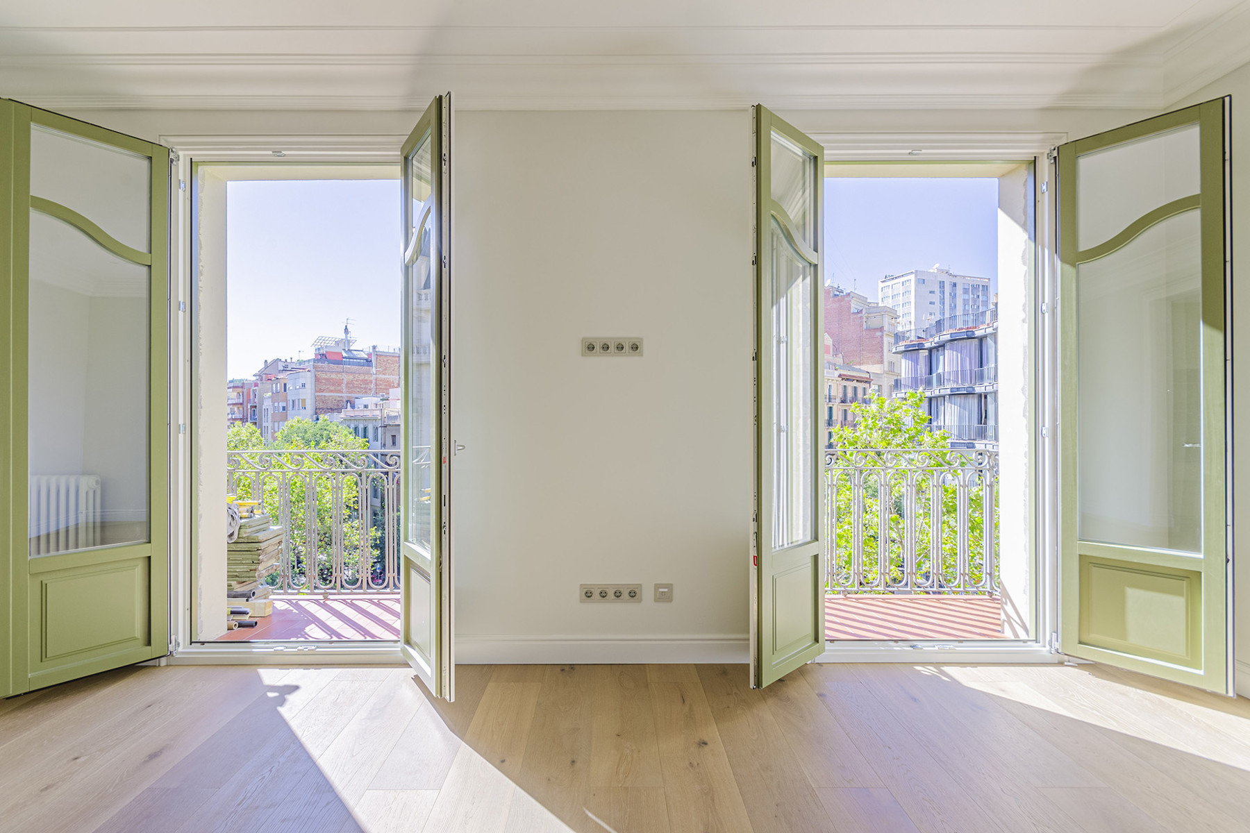 Natural Light and Elegance in a Unique Eixample Apartment