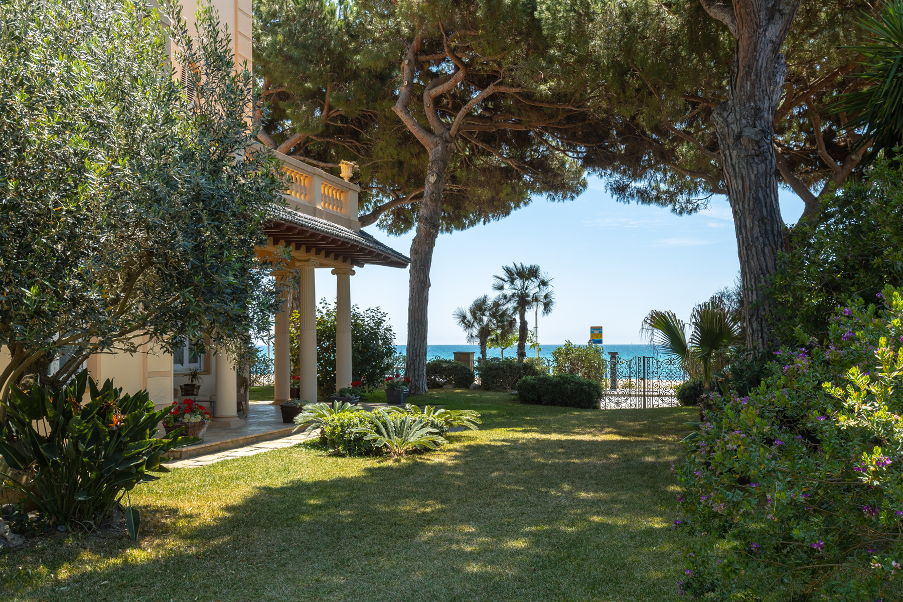 Modernist Villa on the seafront in Sant Vicenç de Montalt - Costa BCN