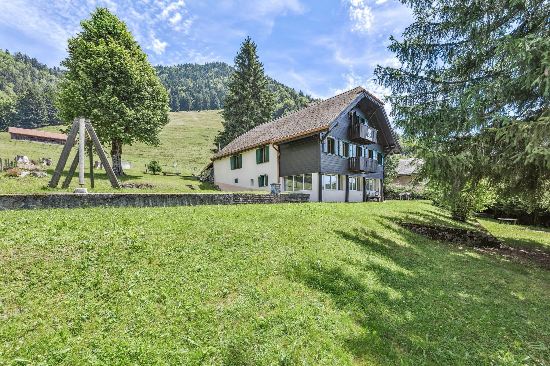 Chalet / Gîte with dormitories close to the Pléiades slopes