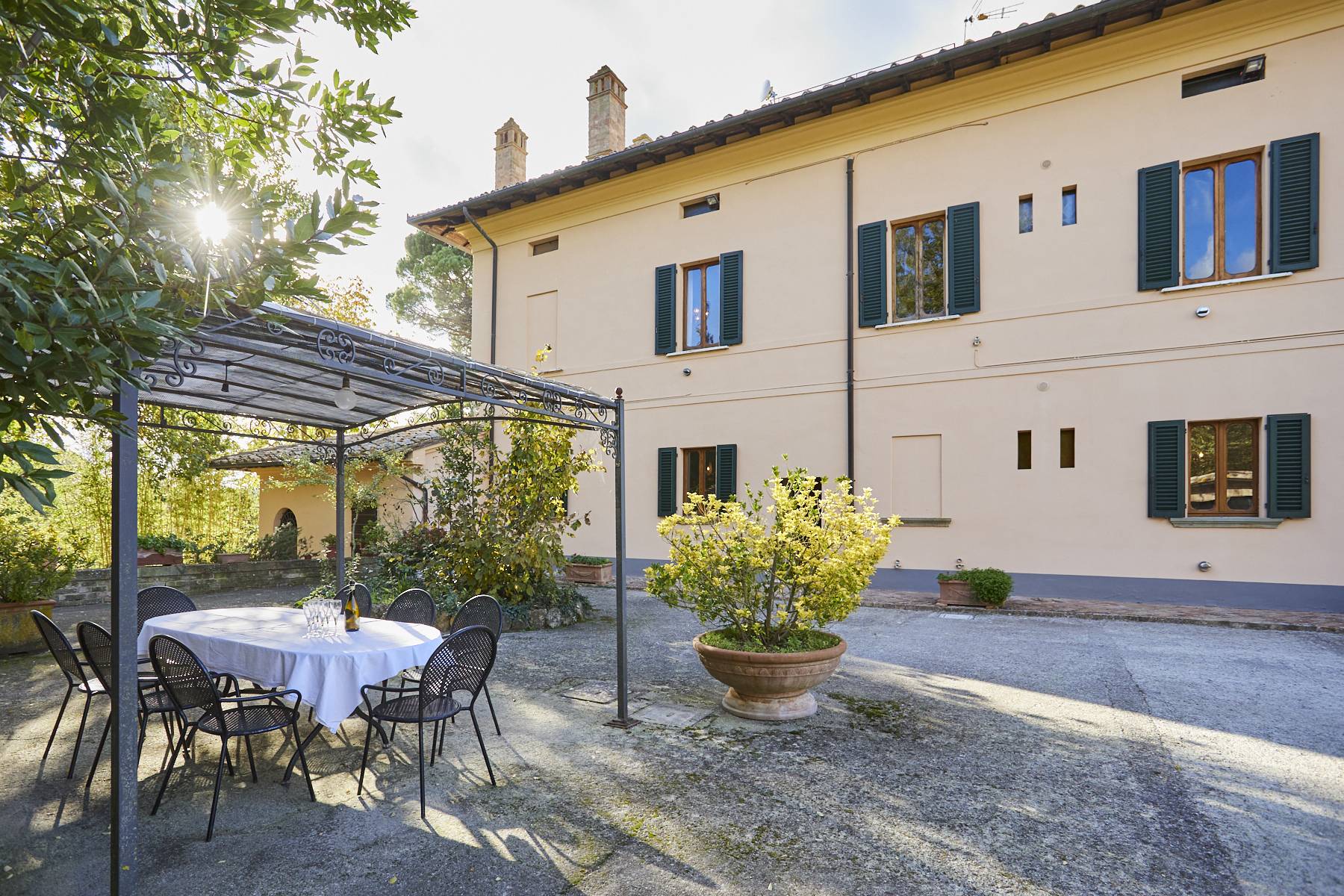 Charming villa with a private lake in Montepulciano