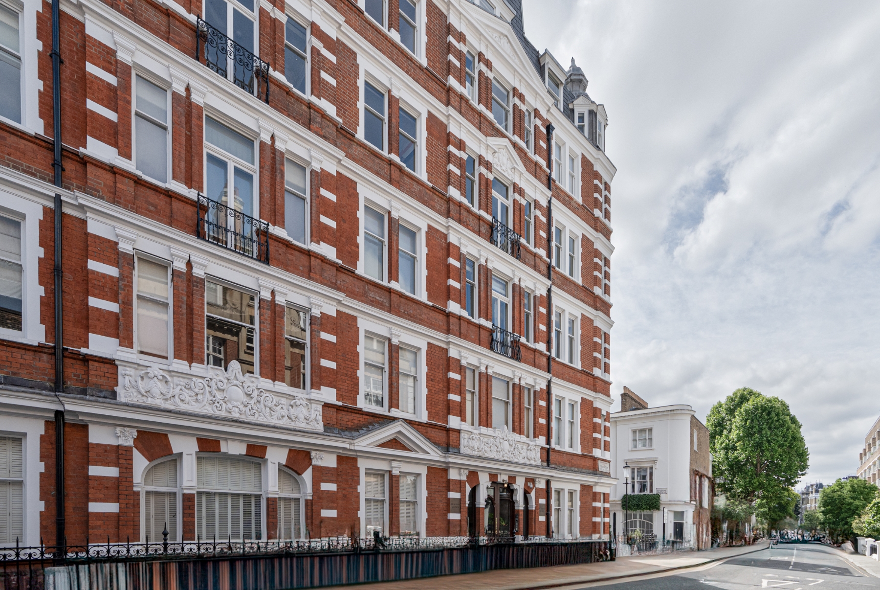 Bright four bedroom apartment in the heart of Kensington