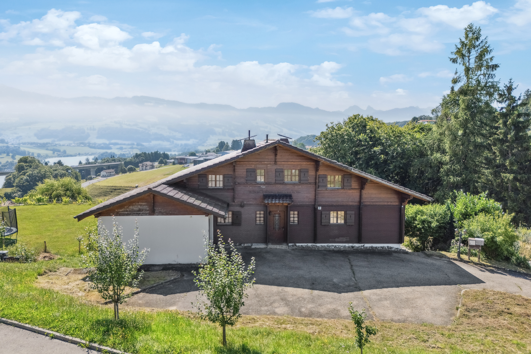 2-unit chalet with magnificent view of Lac de la Gruyère