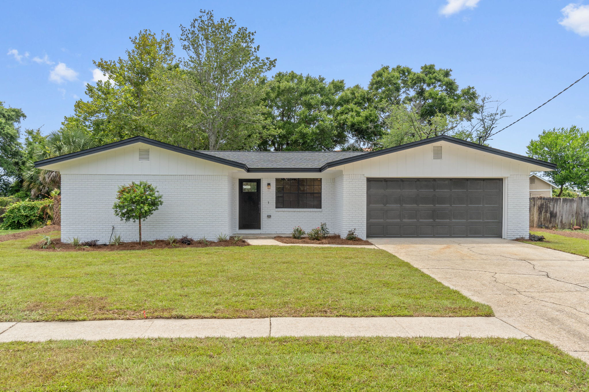 Fully Renovated Gem With Fenced Backyard In Heart Of Destin