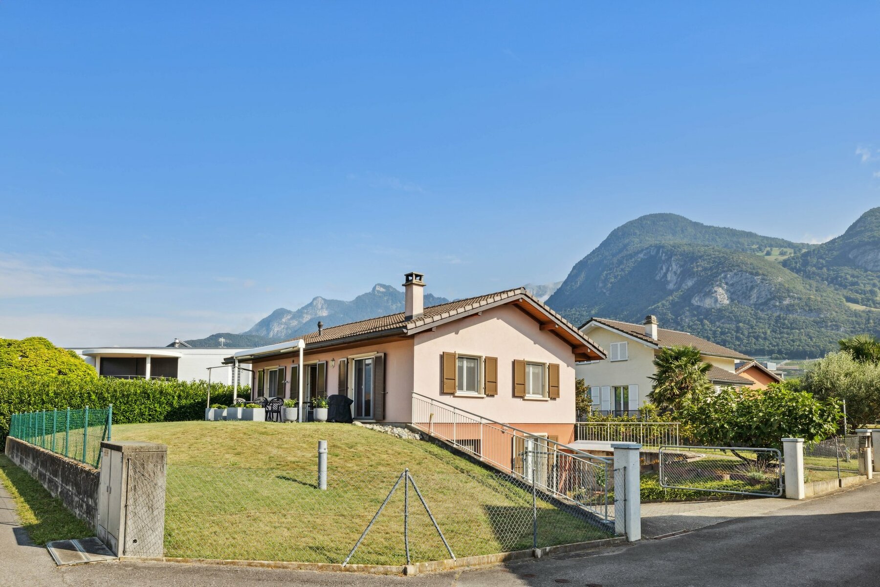 Single-storey family villa in residential area