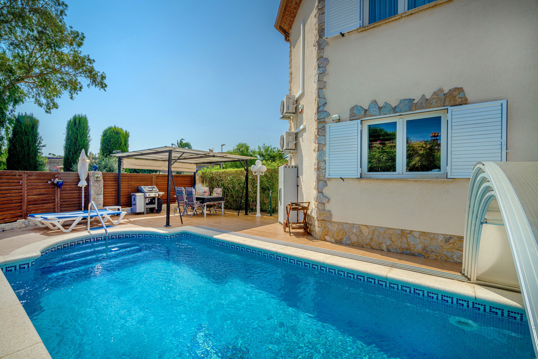 Beautiful house with private swimming pool in the residential area of Vilacolum