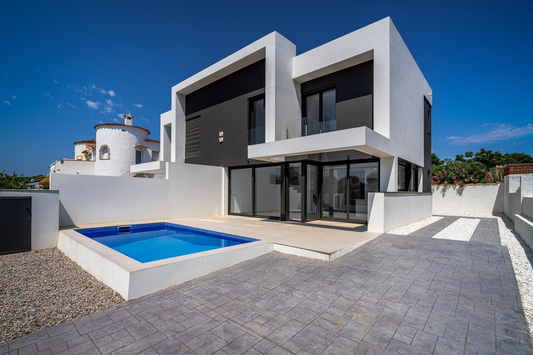 Newly built house in a privileged residential area near the beach.