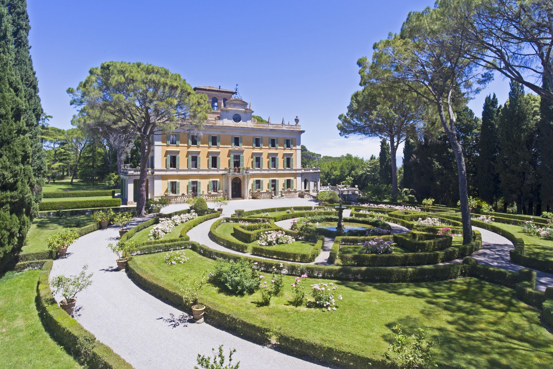 Magnificent historical villa with typical italian garden in Umbria