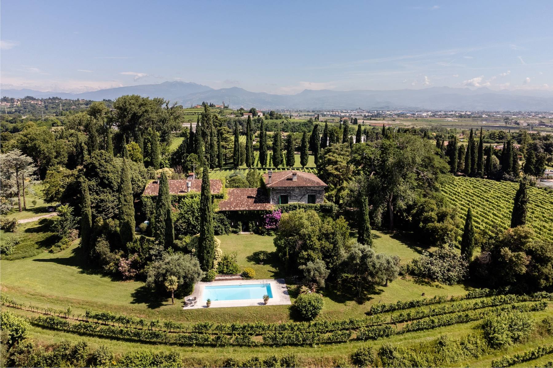 Enchanting wine estate on the outskirts of Verona