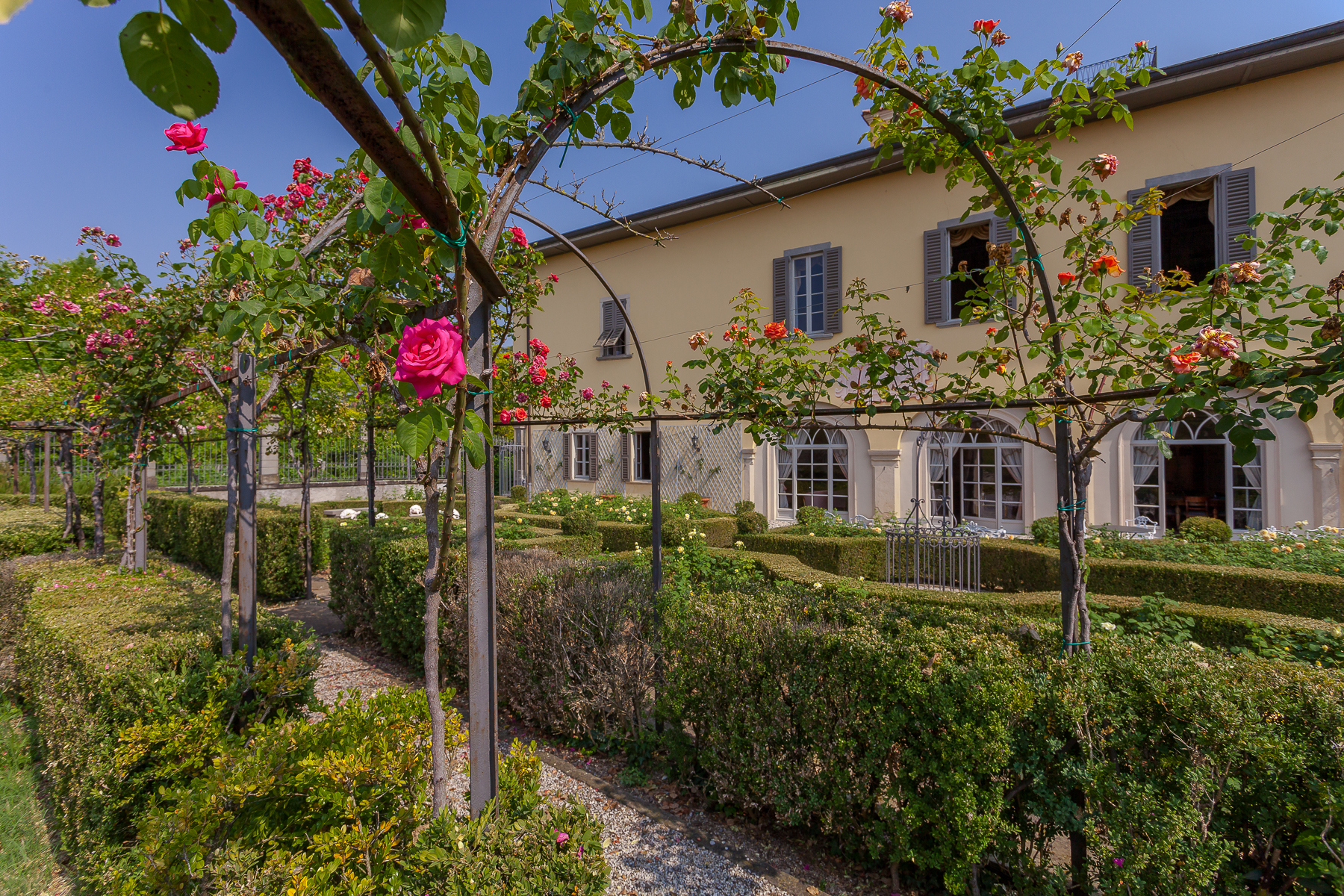 Charming villa with Italian-style garden and park