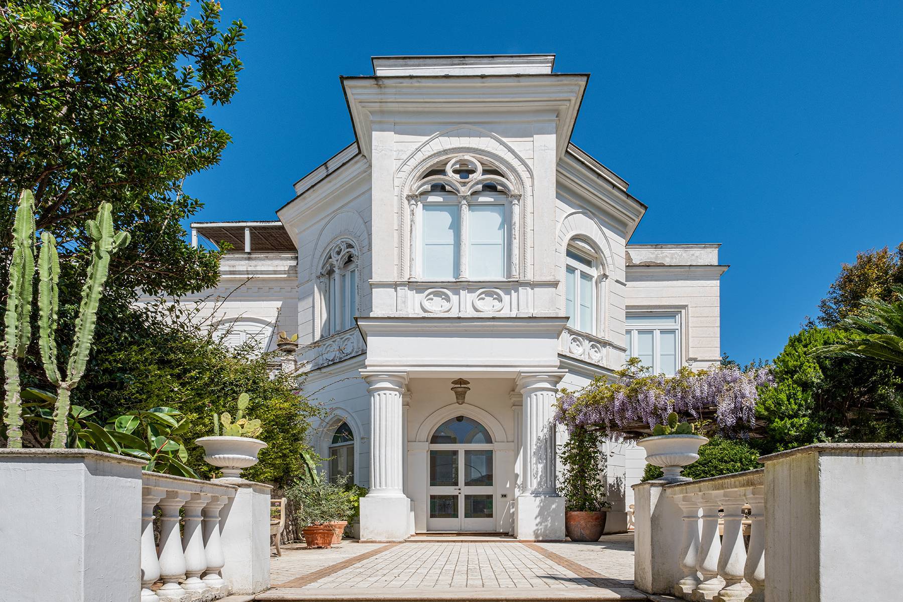 Detached apartment in historic villa with terrace and garden