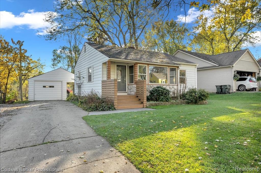 Summer St, Lake Orion, MI 48362